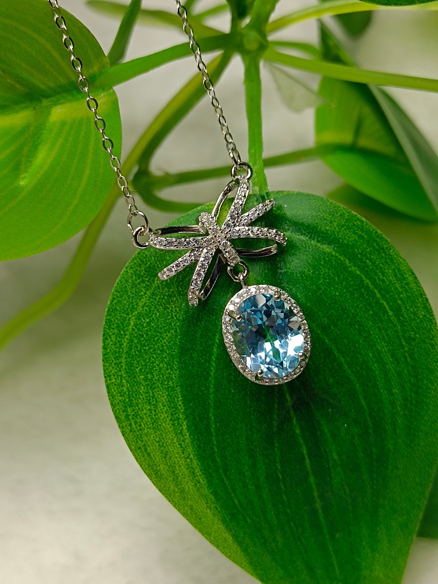 Natural Topaz Bowknot -kaulakoru – ainutlaatuisia koruja nuorekkaalle hengelle