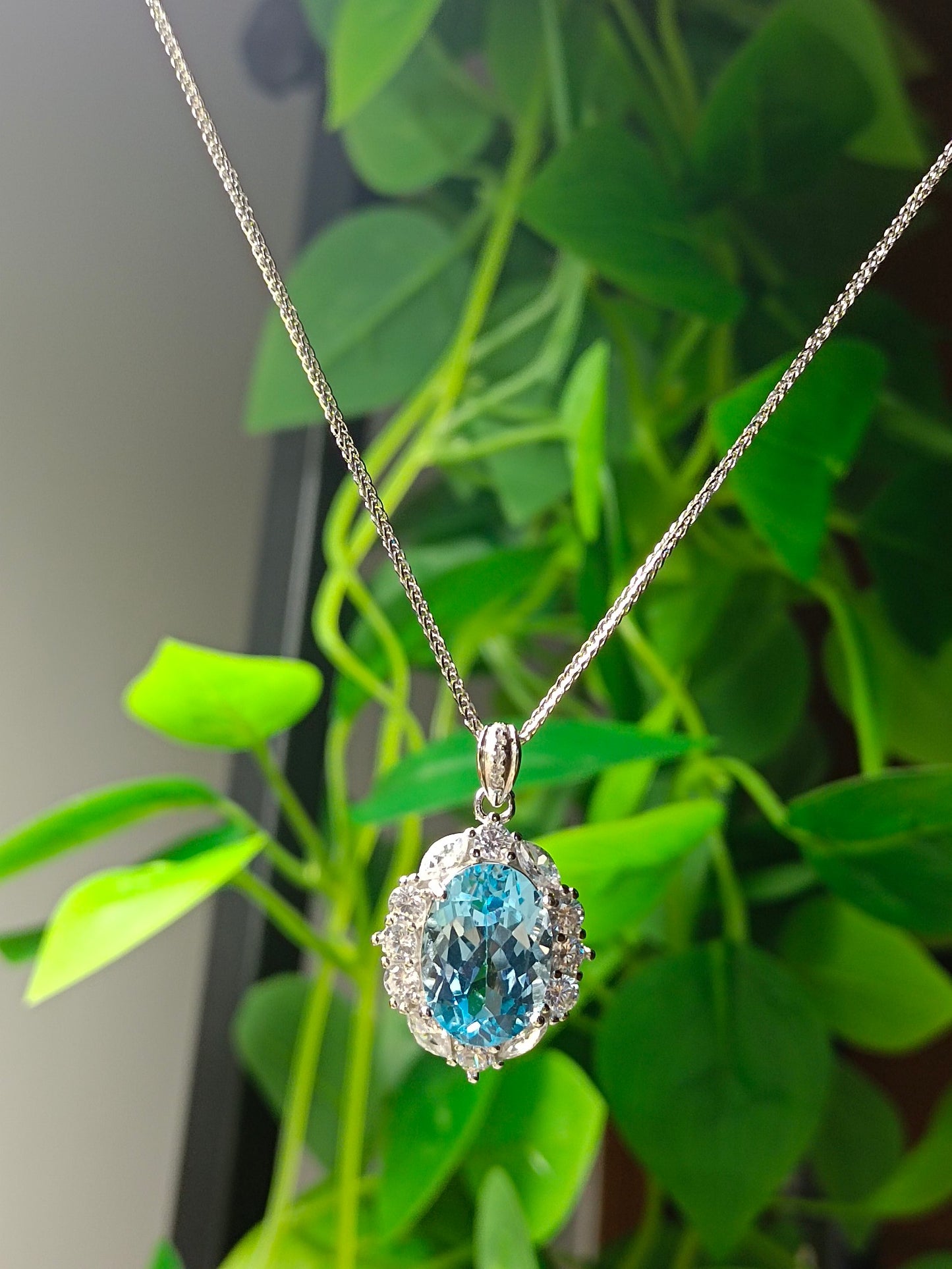 Luxurious Natural Topaz Jewelry Pendant - A Dazzling Necklace for Elegance