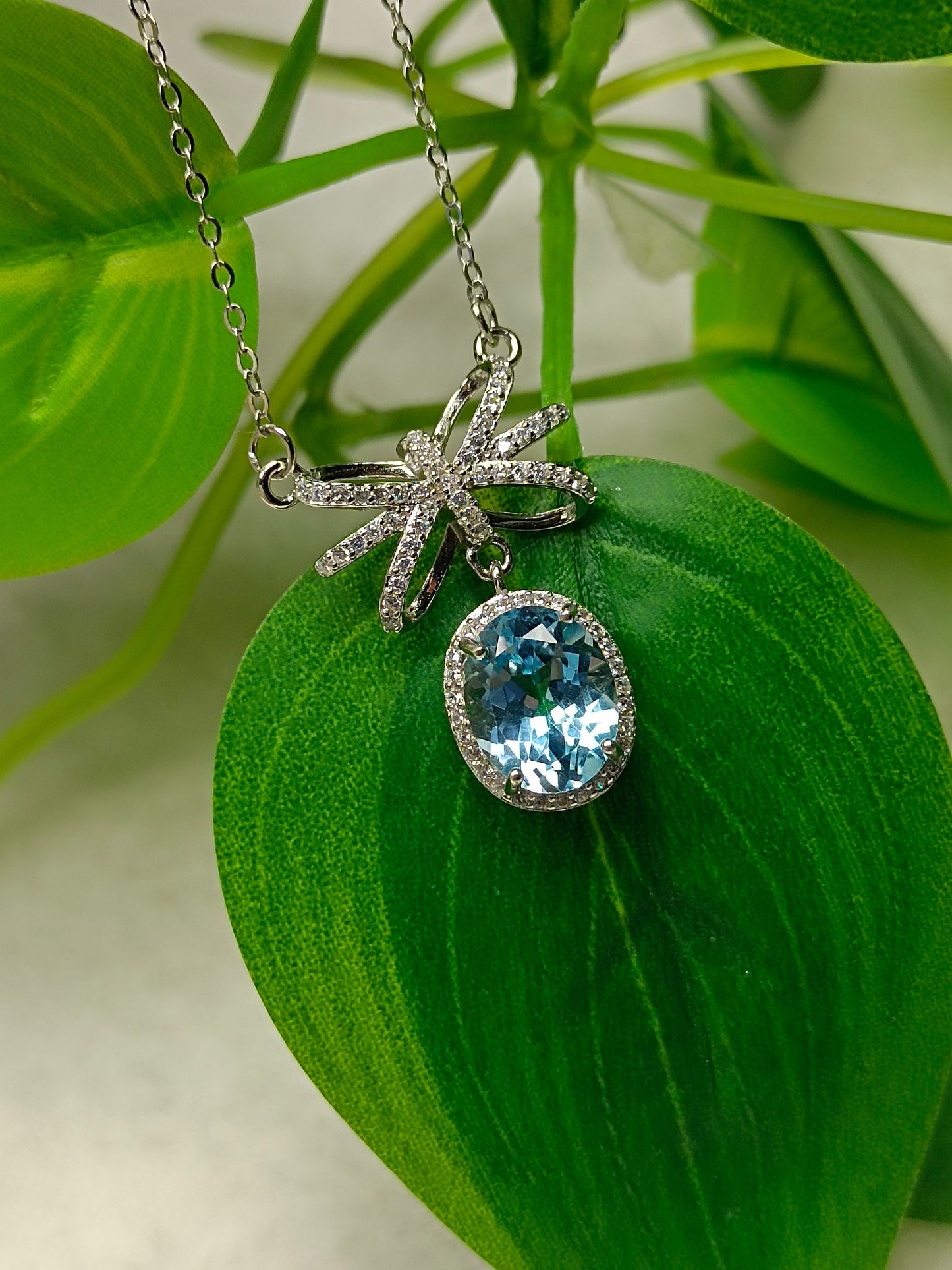 Natural Topaz Bowknot -kaulakoru – ainutlaatuisia koruja nuorekkaalle hengelle