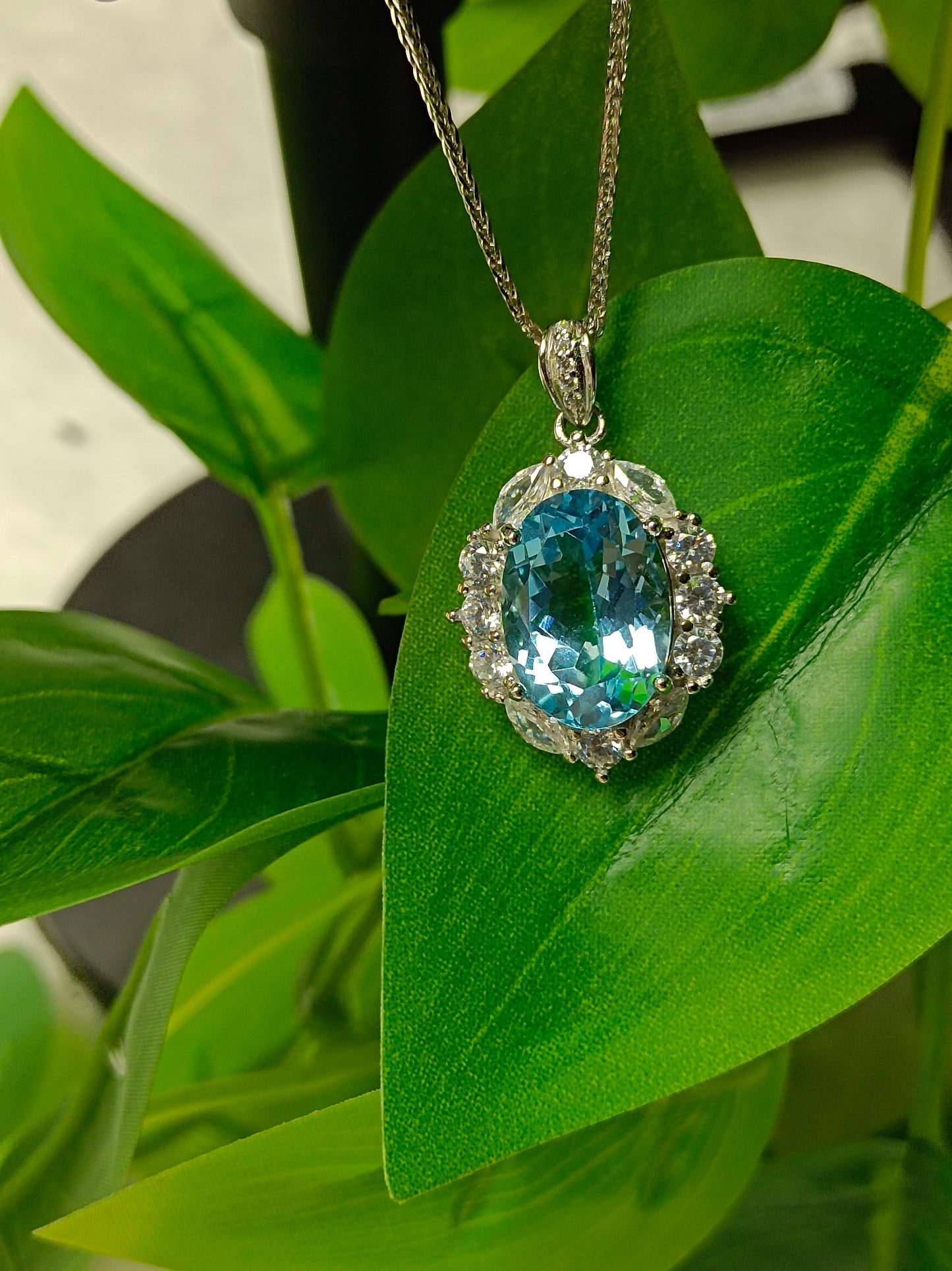 Luxurious Natural Topaz Pendant Jewelry - A Dazzling Display of Elegance