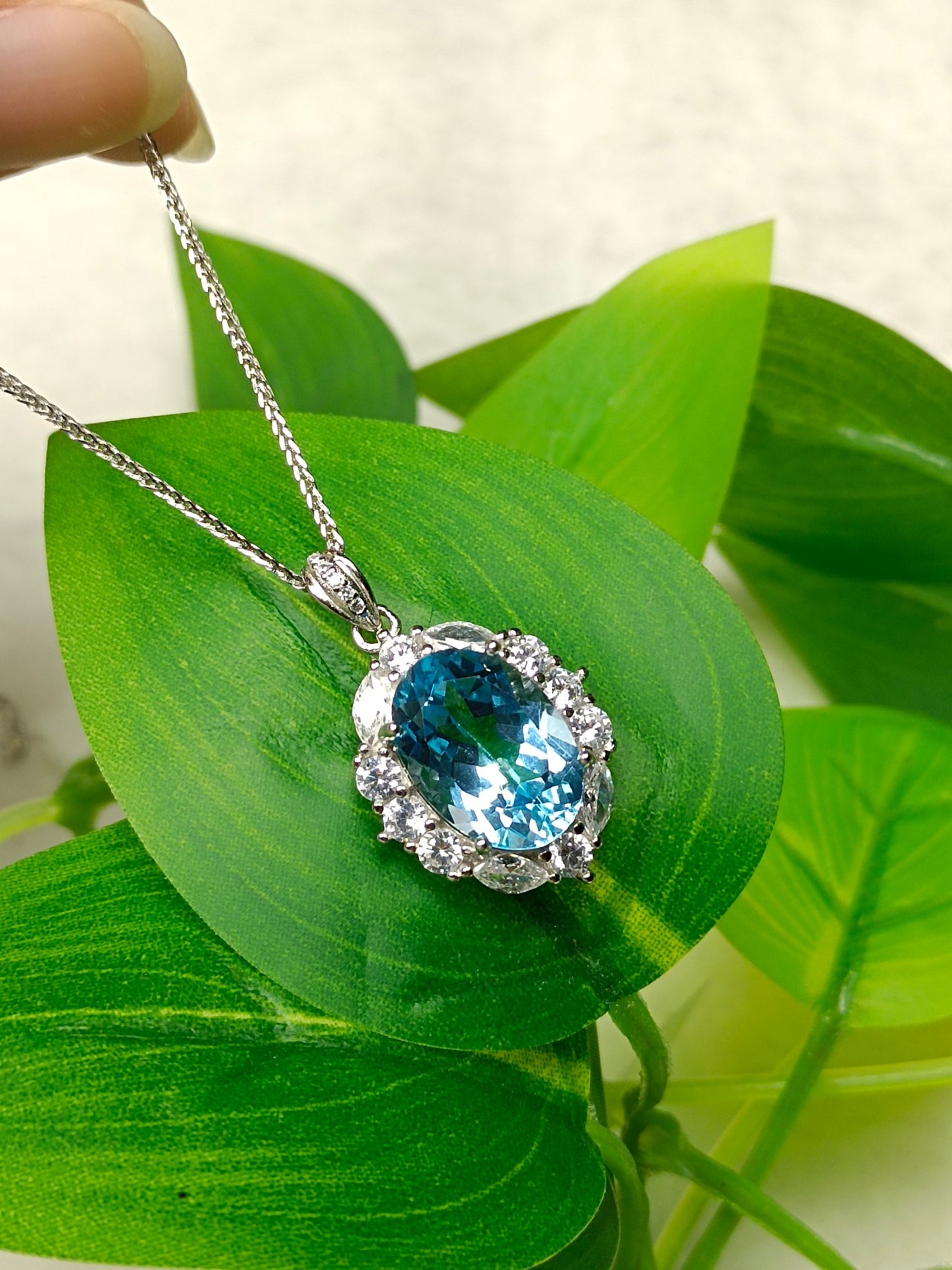 Luxurious Natural Topaz Pendant Jewelry - A Dazzling Display of Elegance