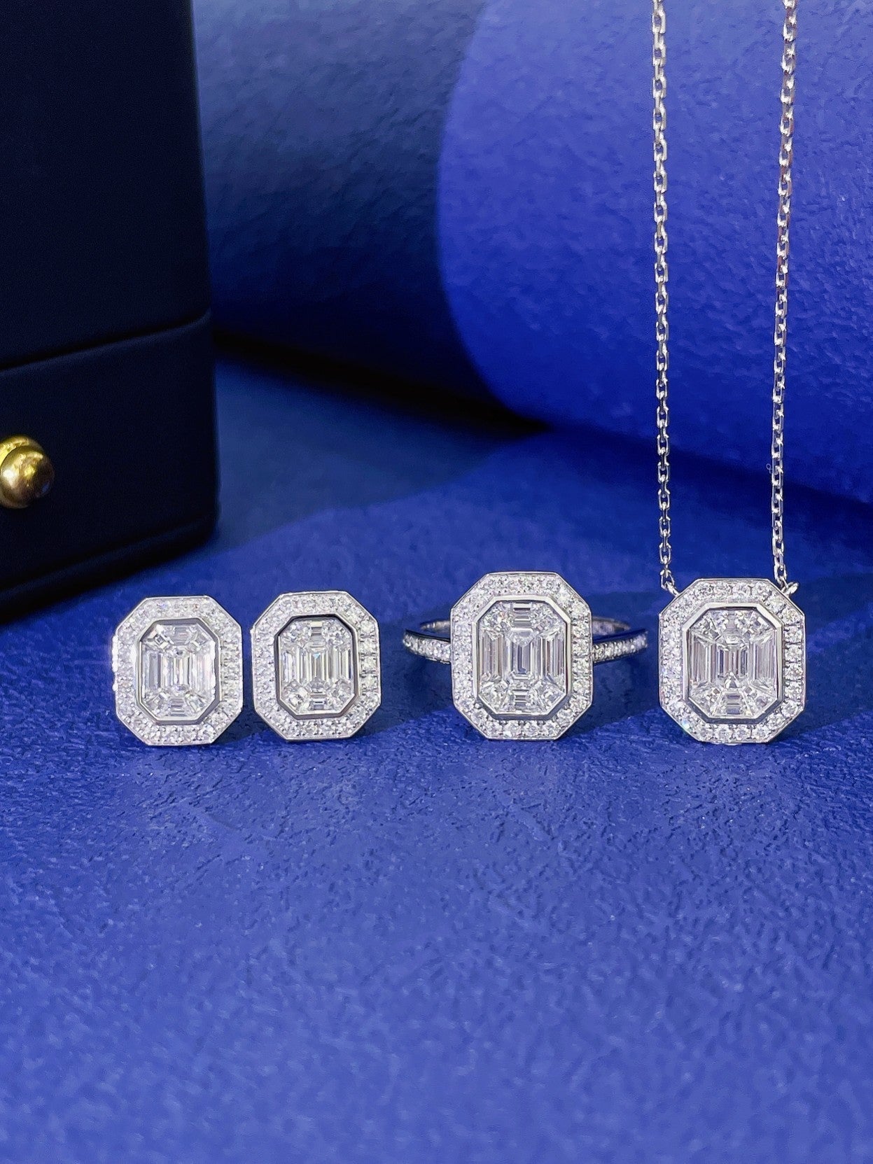 18K Diamond and Emerald Cut Jewelry Set - A Luxurious Choice - White Diamond Set System