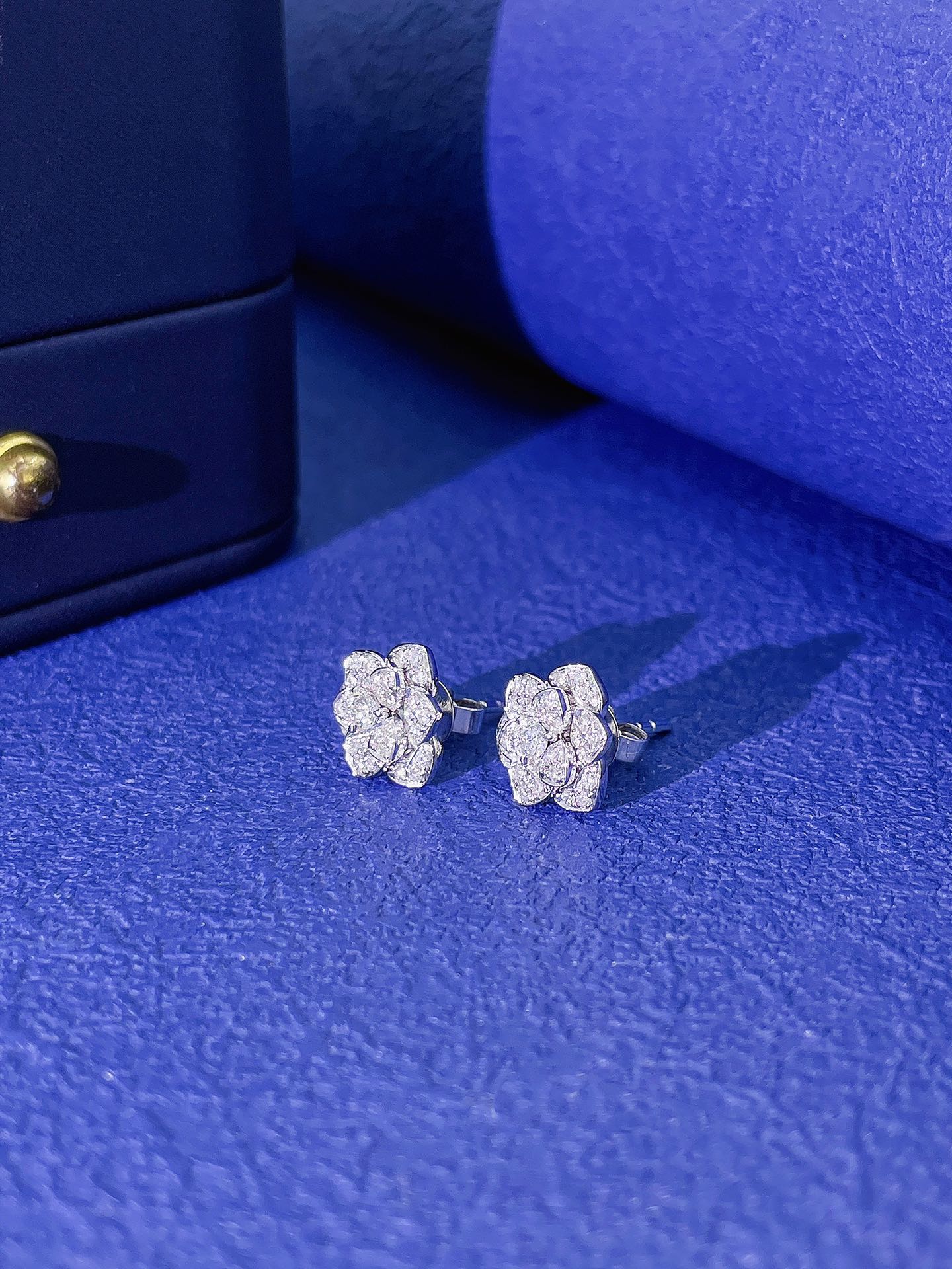 18K Diamond and Marquise Flower Earrings - Luxurious Jewelry - Jeweler.Jewelry