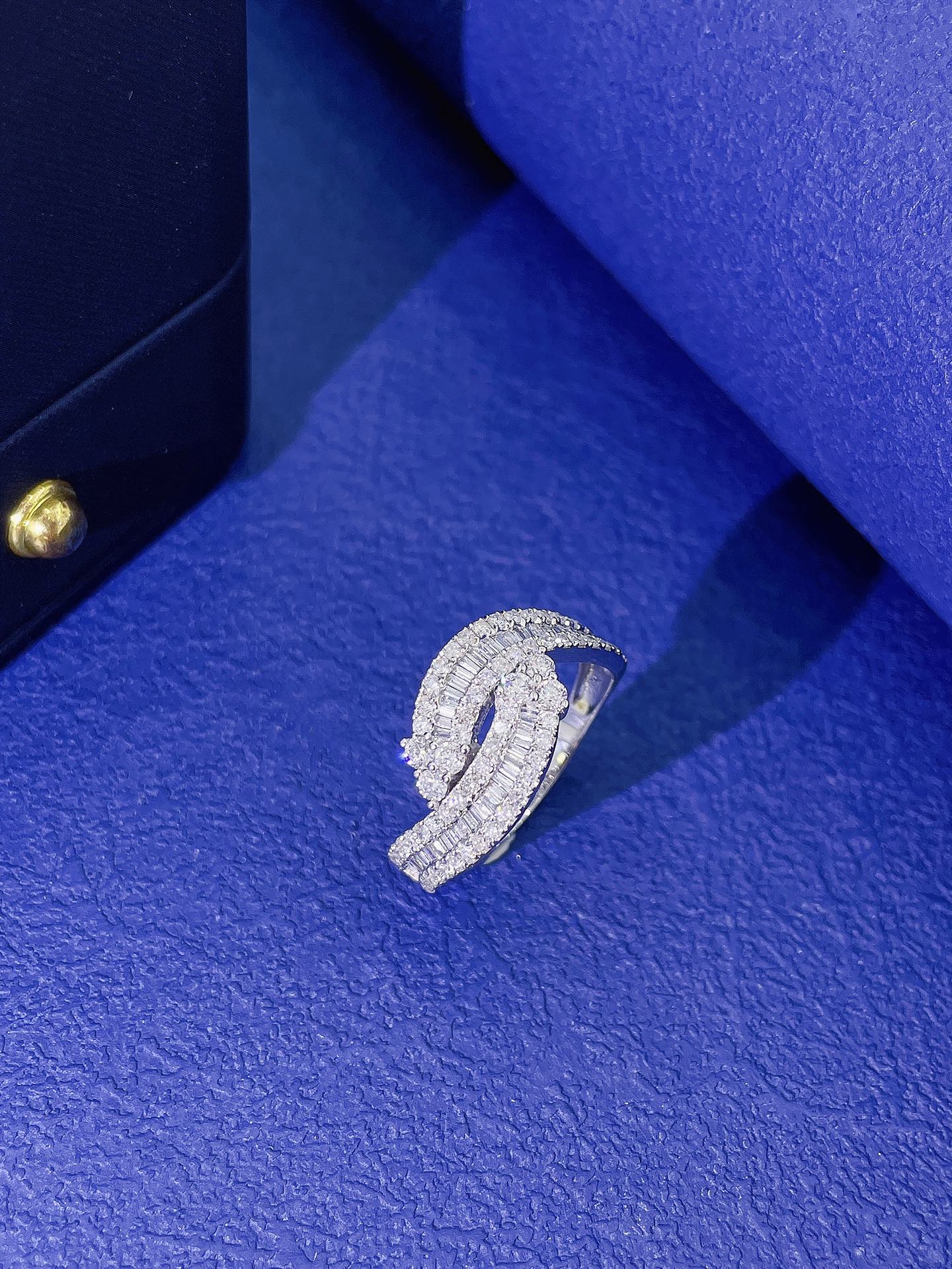 18K Diamond Arrow Ring - Premium Jewelry Collection - White Diamond Ring