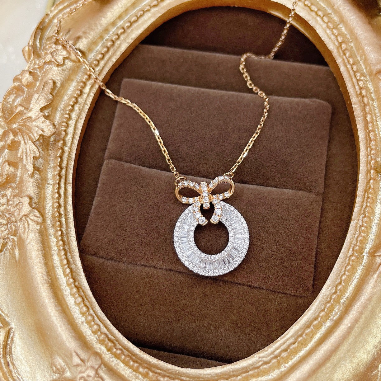 18K Diamond Bowknot Circle Necklace - Luxurious Jewelry Piece - White Diamond Necklace