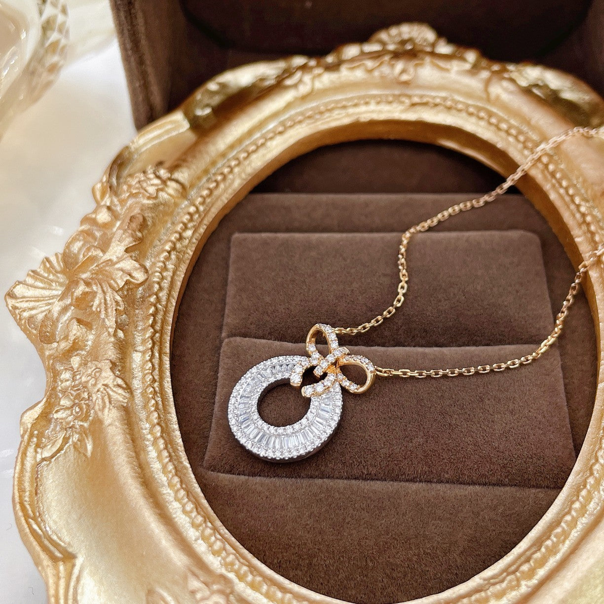 18K Diamond Bowknot Circle Necklace - Luxurious Jewelry Piece - White Diamond Necklace