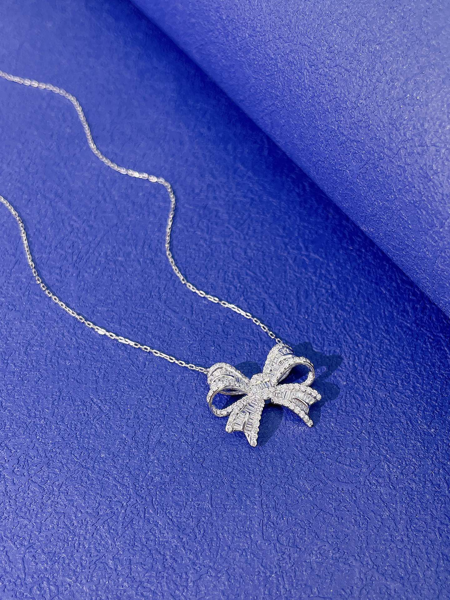 18K Diamond Bowknot Inlaid Necklace - Elegant Jewelry Piece - White Diamond Necklace