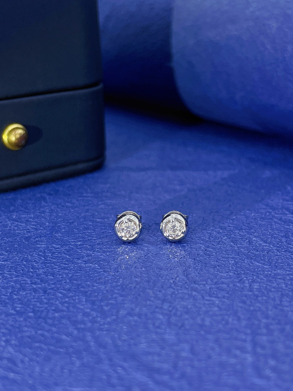 18K Diamond Bubble Claw Set Earrings - Jeweler.Jewelry