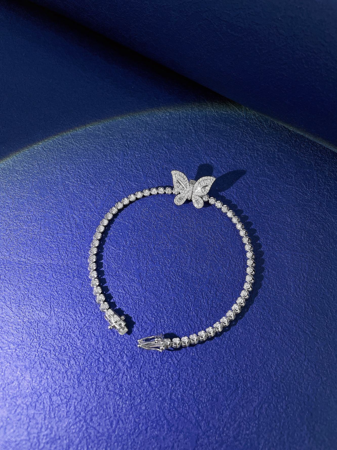 18K Diamond Butterfly Round Bracelet - Luxurious Jewelry Piece - White Diamond Bracelet