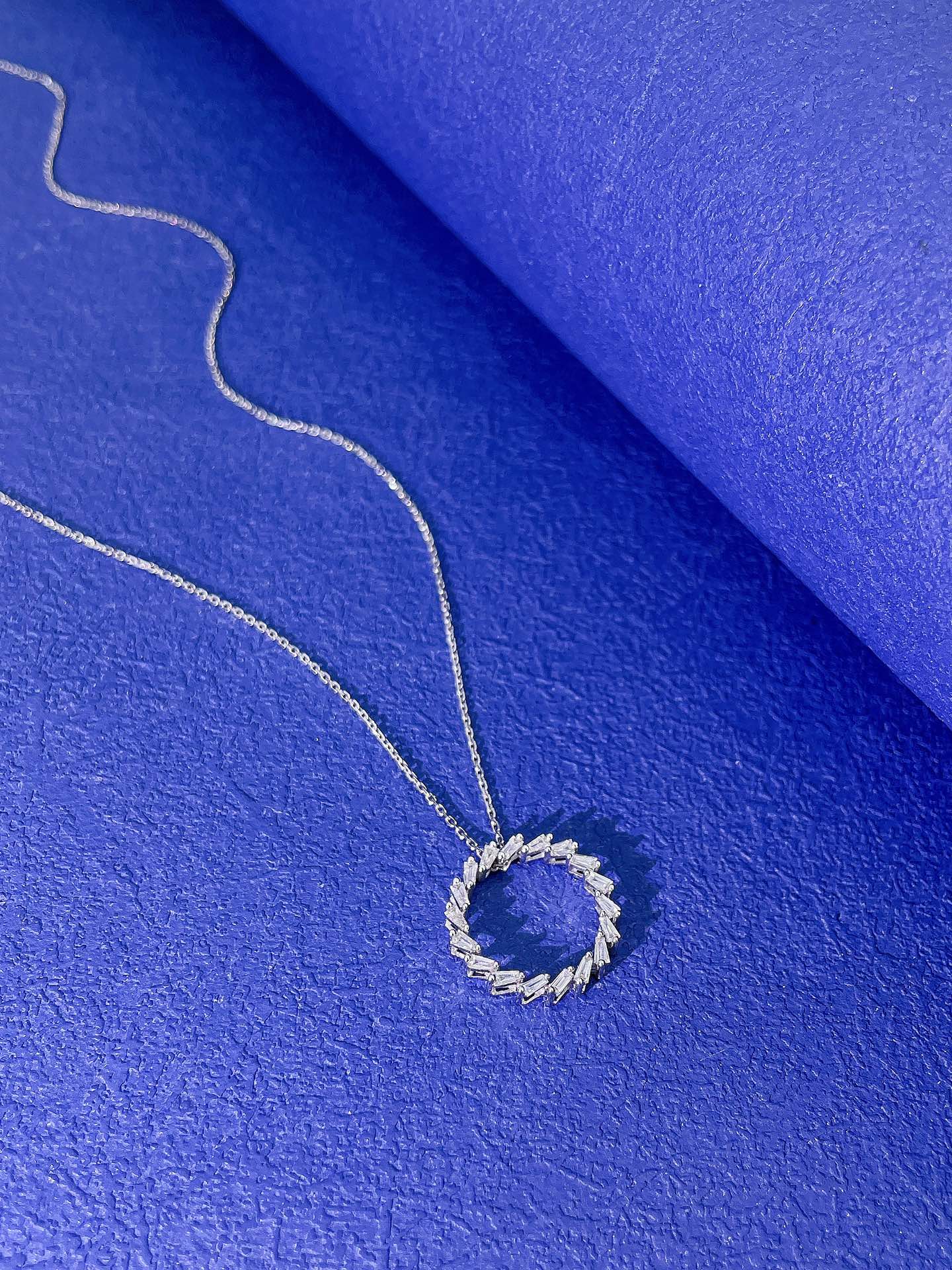 18K Diamond Circle Necklace - Elegant Jewelry Piece - White Diamond Necklace