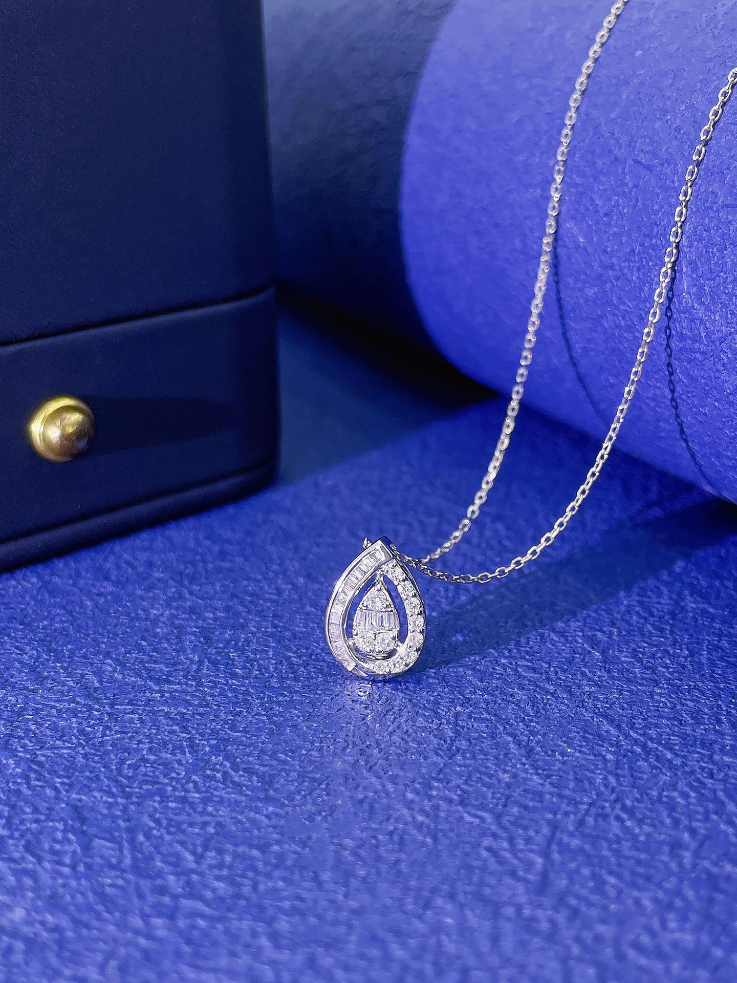 18K Diamond Cut-Out Waterdrop Pendant Jewelry - White Diamond Necklace