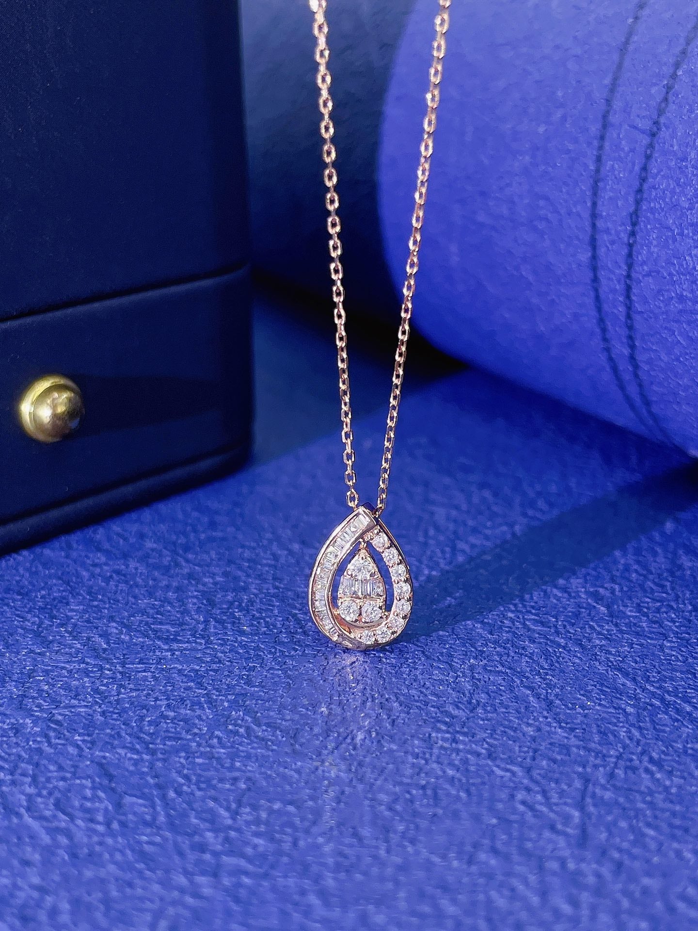 18K Diamond Cut-Out Waterdrop Pendant Jewelry - White Diamond Necklace