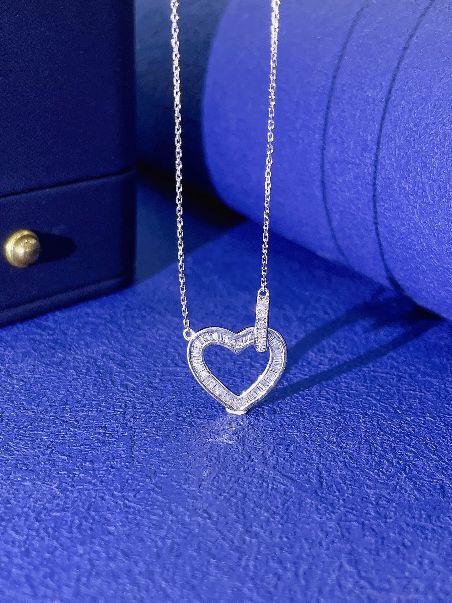 18K Diamond Double Heart Pendant Necklace - Elegant Jewelry Choice - White Diamond Necklace