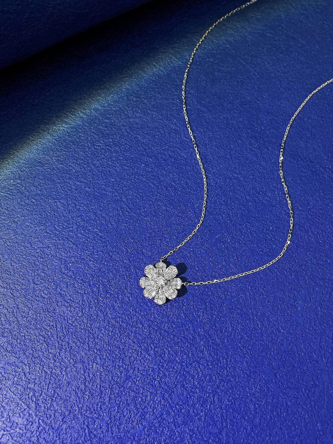 18K Diamond Eight-Leaf Necklace - Luxurious Jewelry Piece - White Diamond Necklace