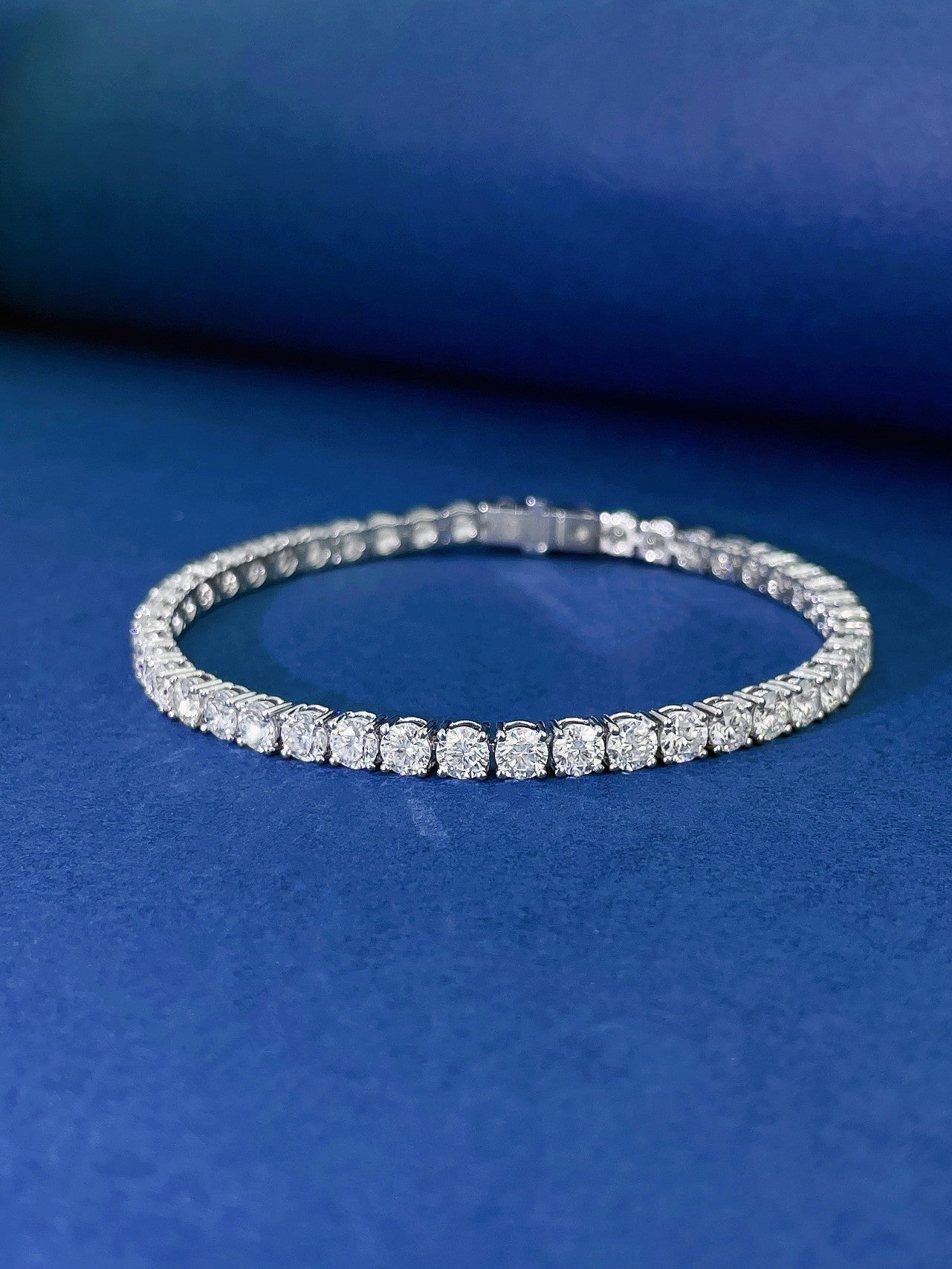 18K Diamond-Encrusted Bracelet - A Luxurious Jewelry Piece - White Diamond Bracelet