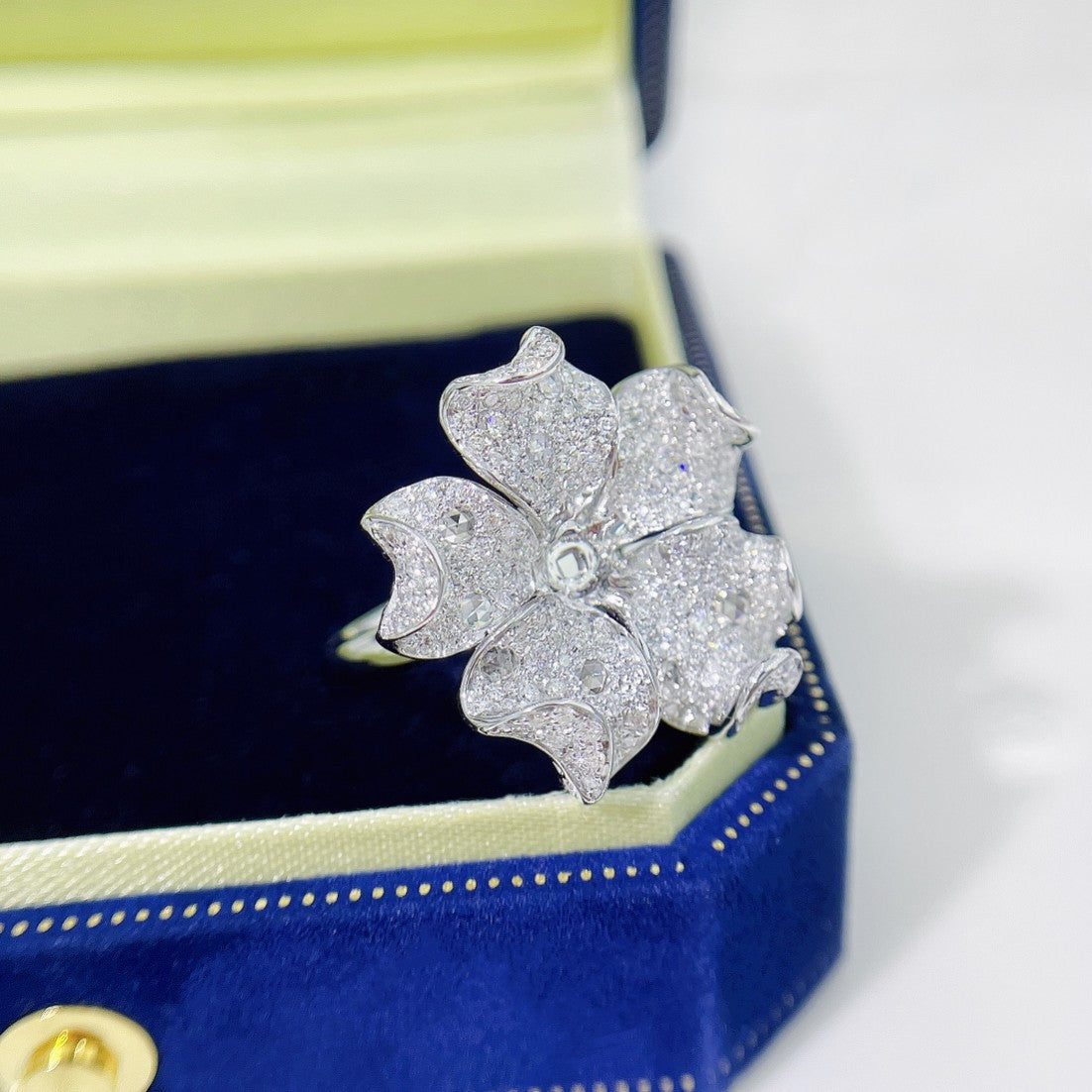 18K Diamond Five-Petal Flower Pendant with Adjustable Ring Size - Elegant Jewelry - Empty tray