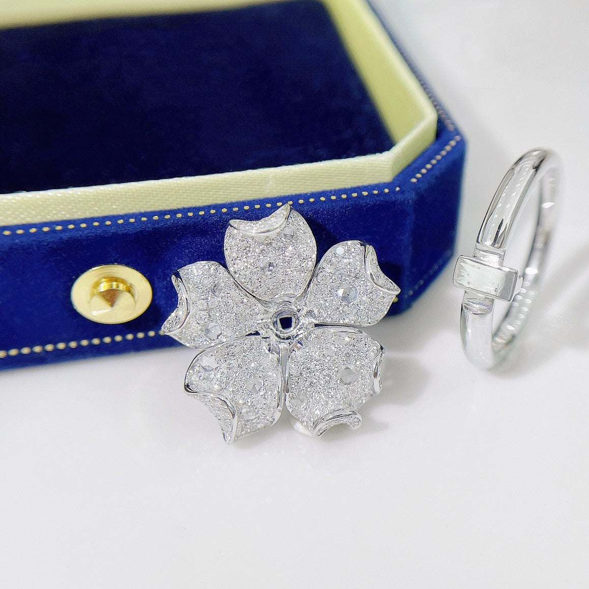 18K Diamond Five-Petal Flower Pendant with Adjustable Ring Size - Elegant Jewelry - Empty tray