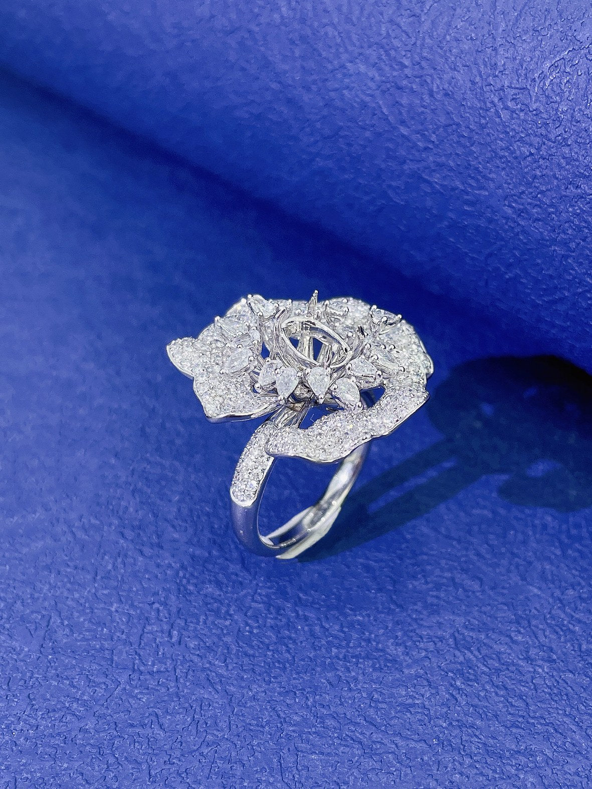 18K Diamond Flower Ring Mounting - Premium Jewelry Piece - Empty tray