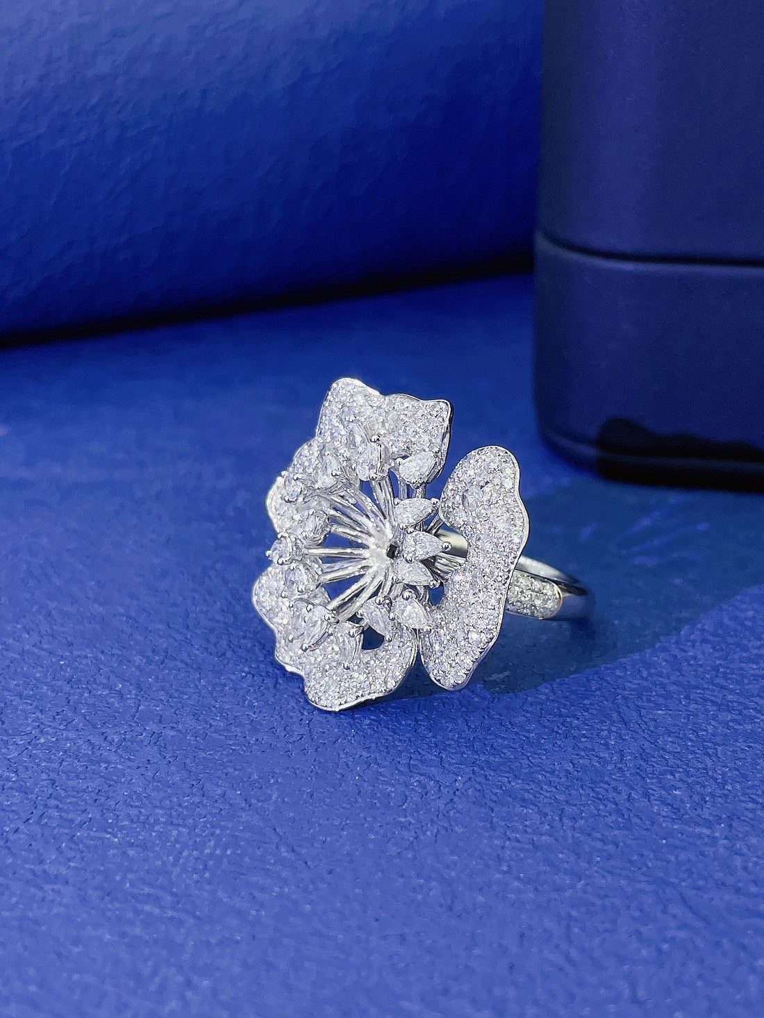 18K Diamond Flower Ring Mounting - Premium Jewelry Piece - Empty tray