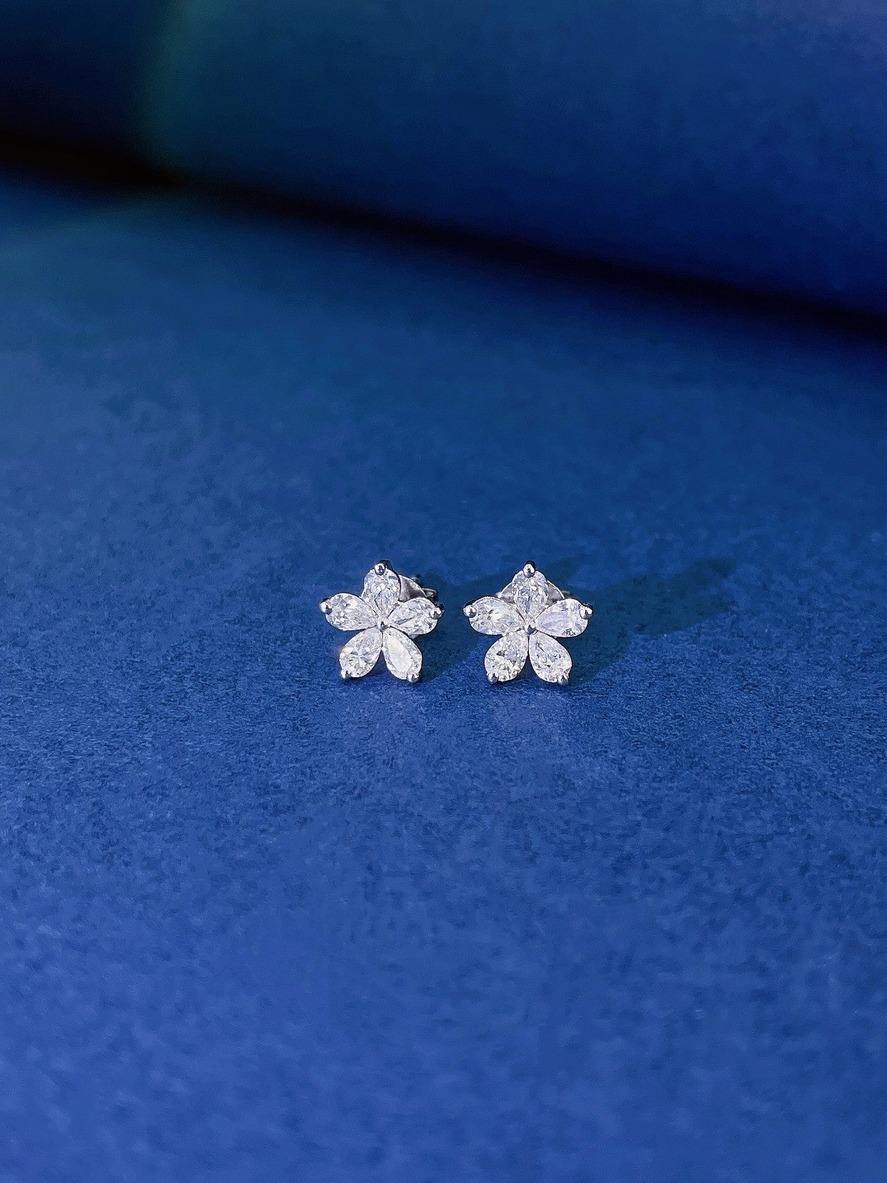 18K Diamond Flower-Shaped Earrings - Jeweler.Jewelry