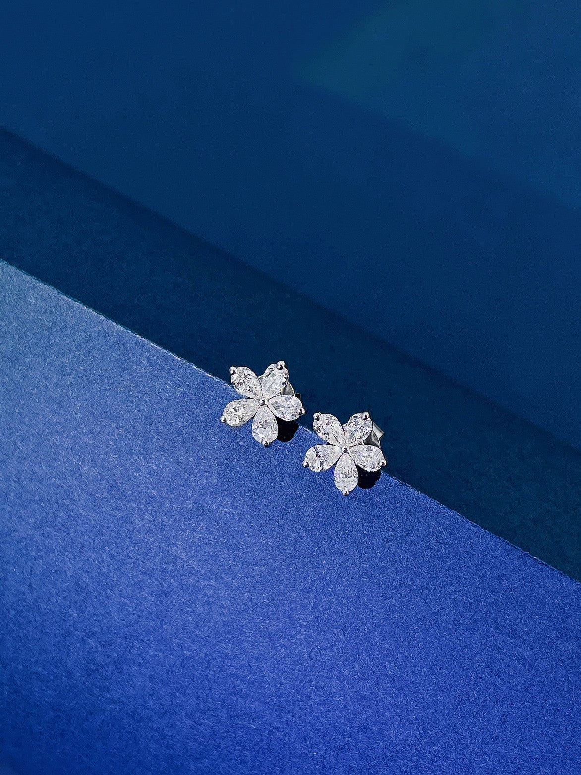 18K Diamond Flower-Shaped Earrings - Jeweler.Jewelry