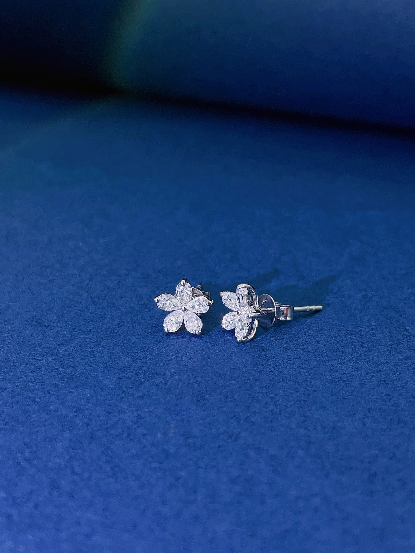 18K Diamond Flower-Shaped Earrings - Jeweler.Jewelry