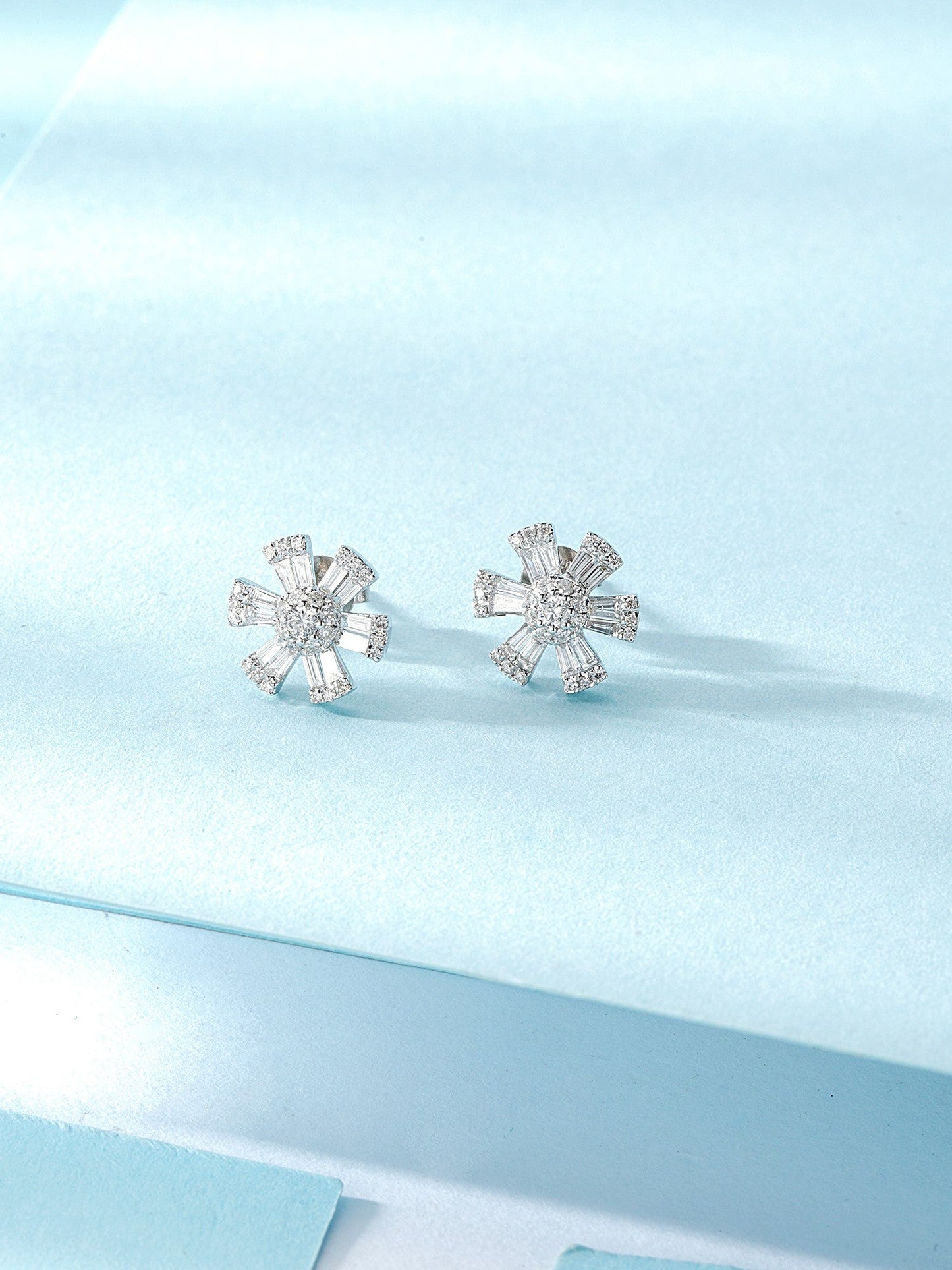 18K Diamond Flower Stud Earrings - Jeweler.Jewelry