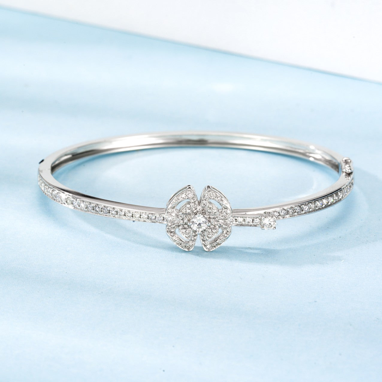 18K Diamond Four-Leaf Clover Hollow Bracelet - Exquisite Jewelry Piece - White Diamond Bracelet