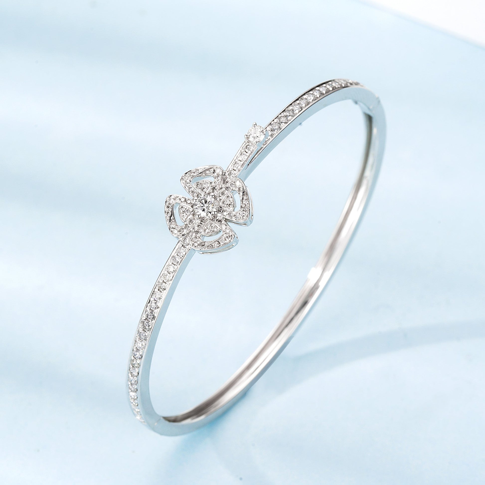 18K Diamond Four-Leaf Clover Hollow Bracelet - Exquisite Jewelry Piece - White Diamond Bracelet