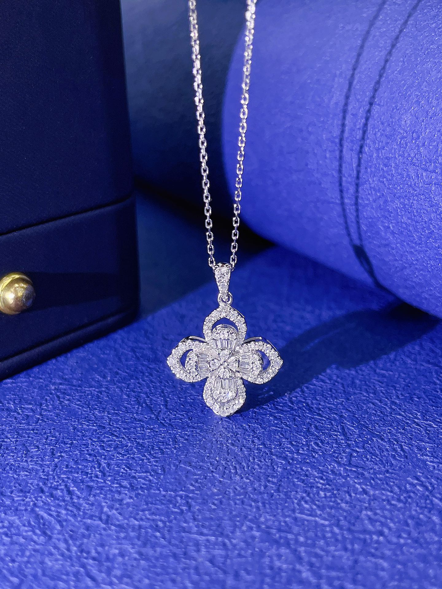 18K Diamond Four-Leaf Round Ladder Necklace - Elegant Jewelry Piece - White Diamond Necklace