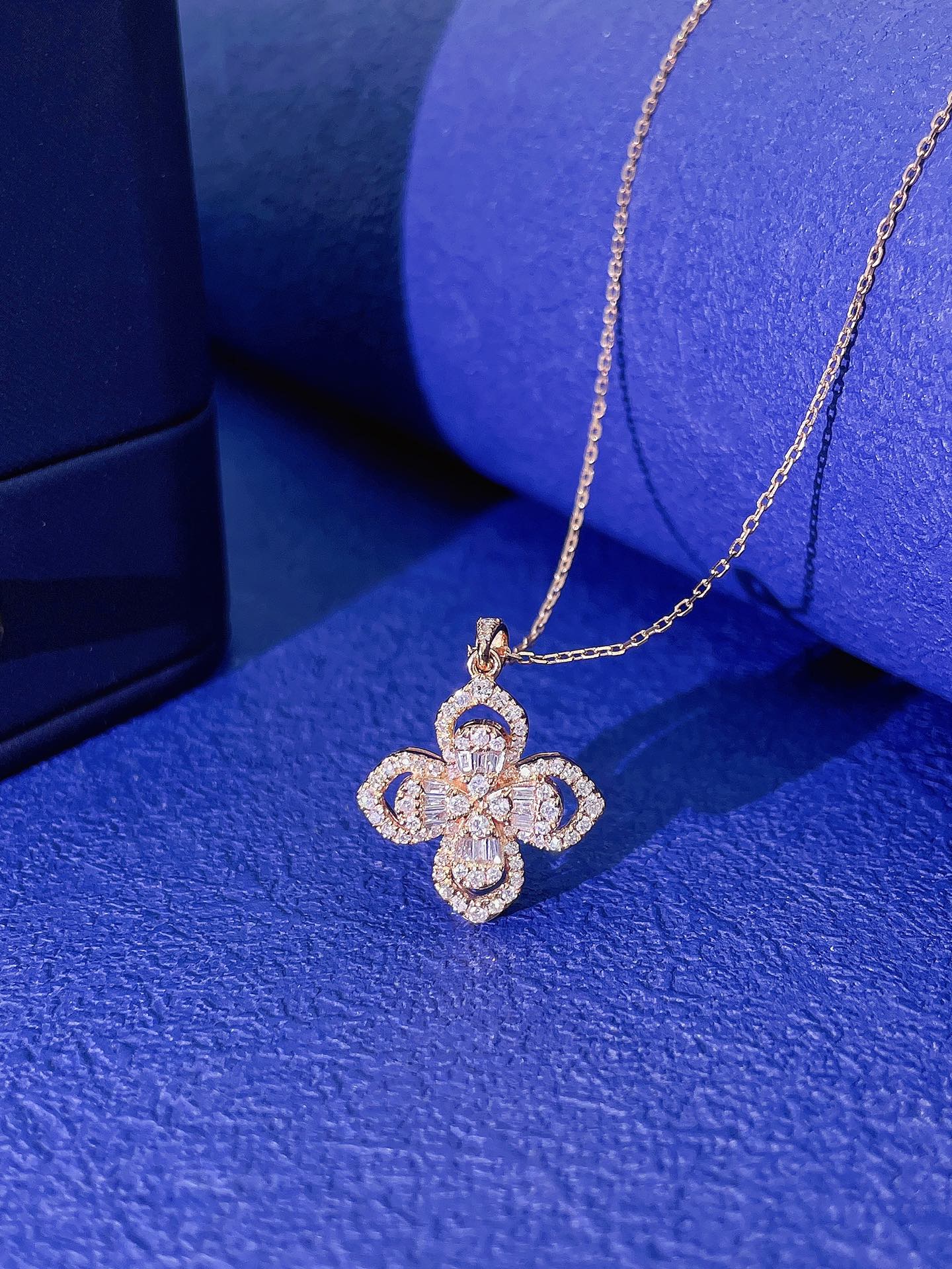 18K Diamond Four-Leaf Round Ladder Necklace - Elegant Jewelry Piece - White Diamond Necklace