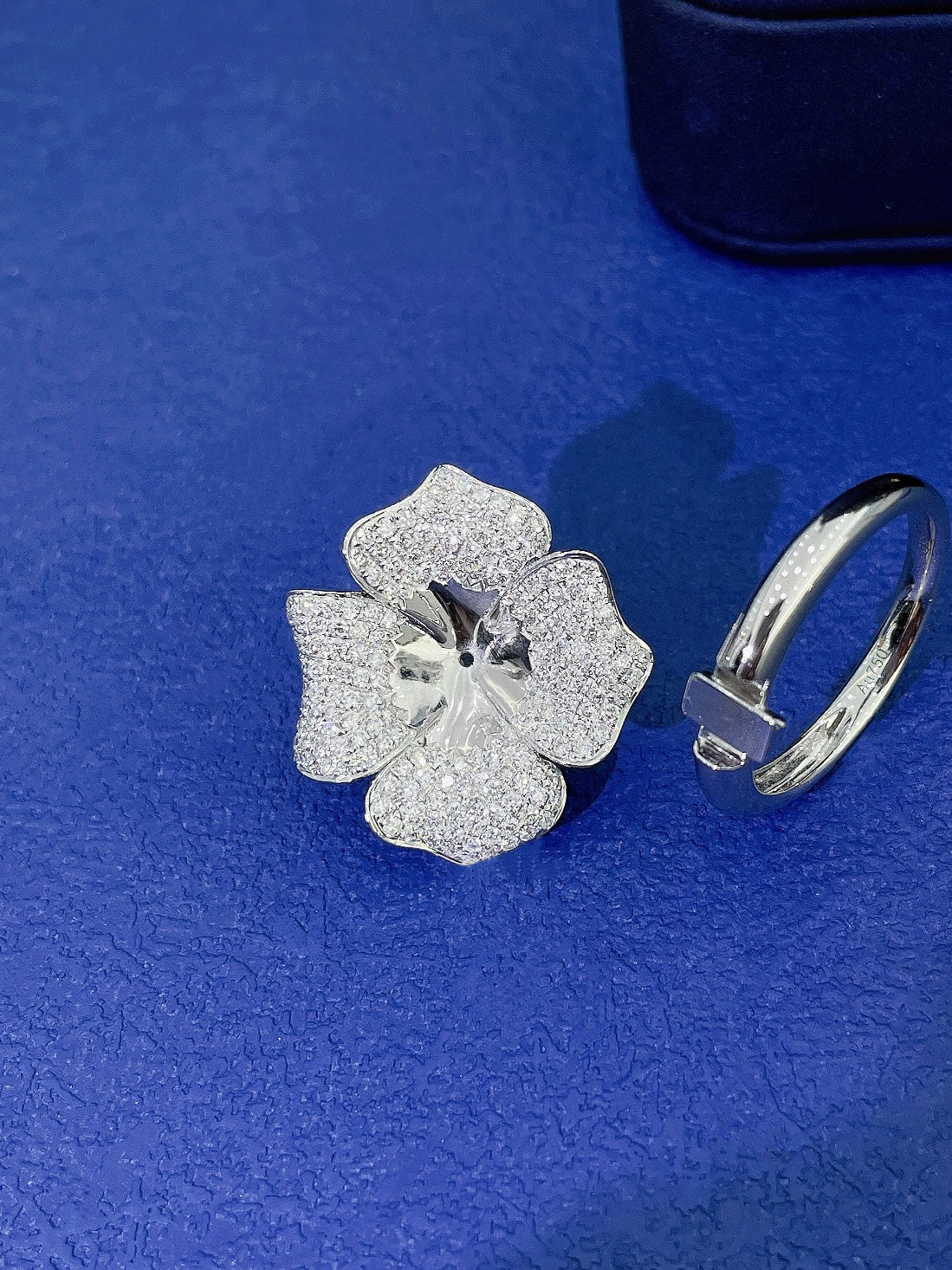 18K Diamond Four-Petal Flower Hollow Ring - Exquisite Jewelry - Empty tray