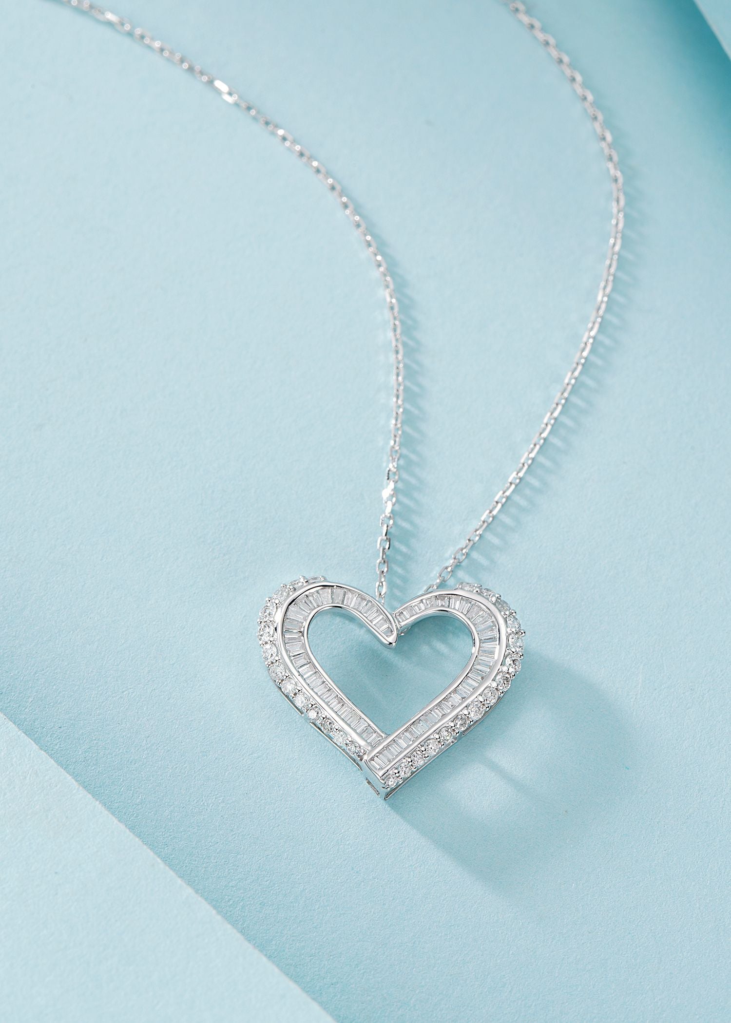 18K Diamond Heart-Shaped Pendant Necklace - Elegant Jewelry Piece - White Diamond Necklace