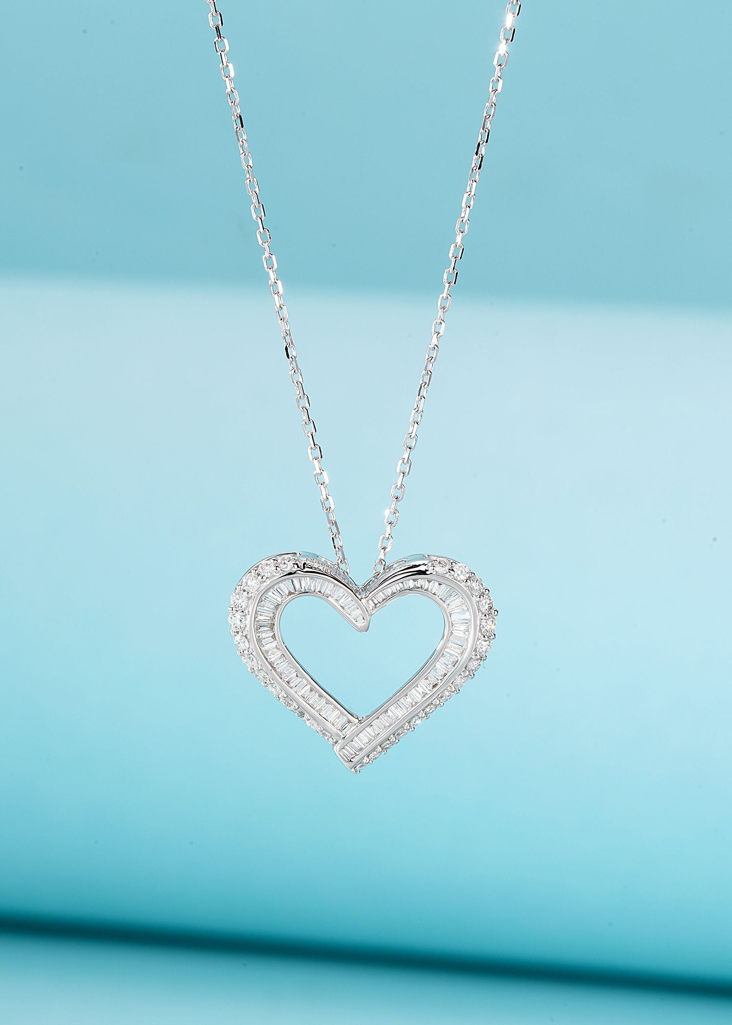 18K Diamond Heart-Shaped Pendant Necklace - Elegant Jewelry Piece - White Diamond Necklace