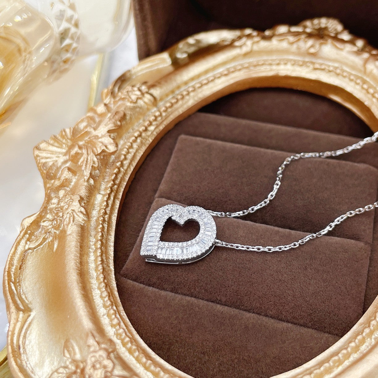 18K Diamond Heart-Shaped Pendant Necklace - Luxurious Jewelry - White Diamond Necklace