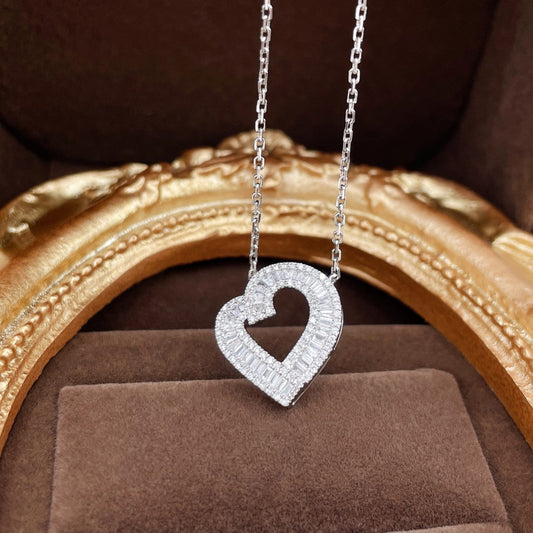 18K Diamond Heart-Shaped Pendant Necklace - Luxurious Jewelry - White Diamond Necklace