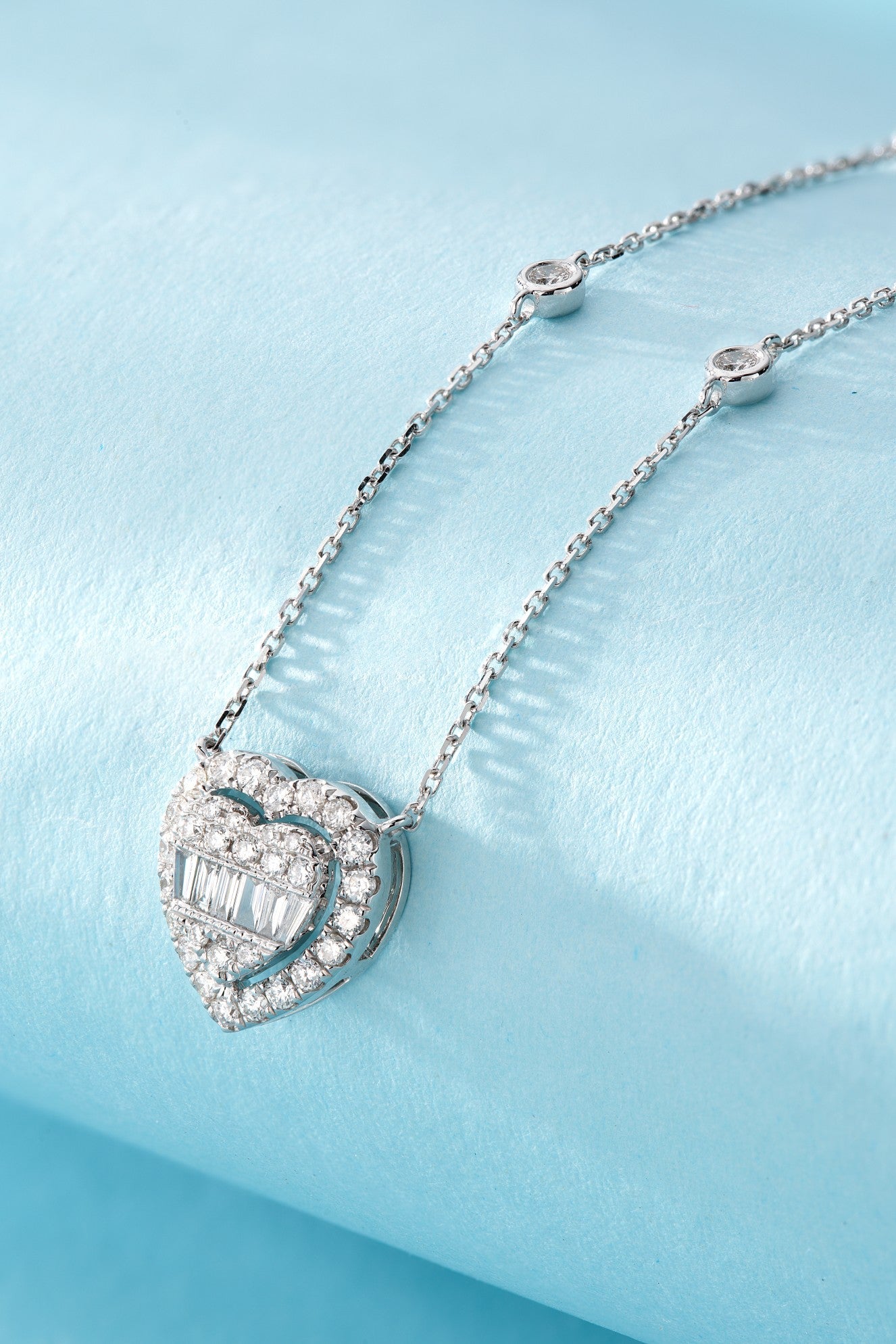 18K Diamond Heart-Shaped Pendant Necklace - Luxury Jewelry - White Diamond Necklace