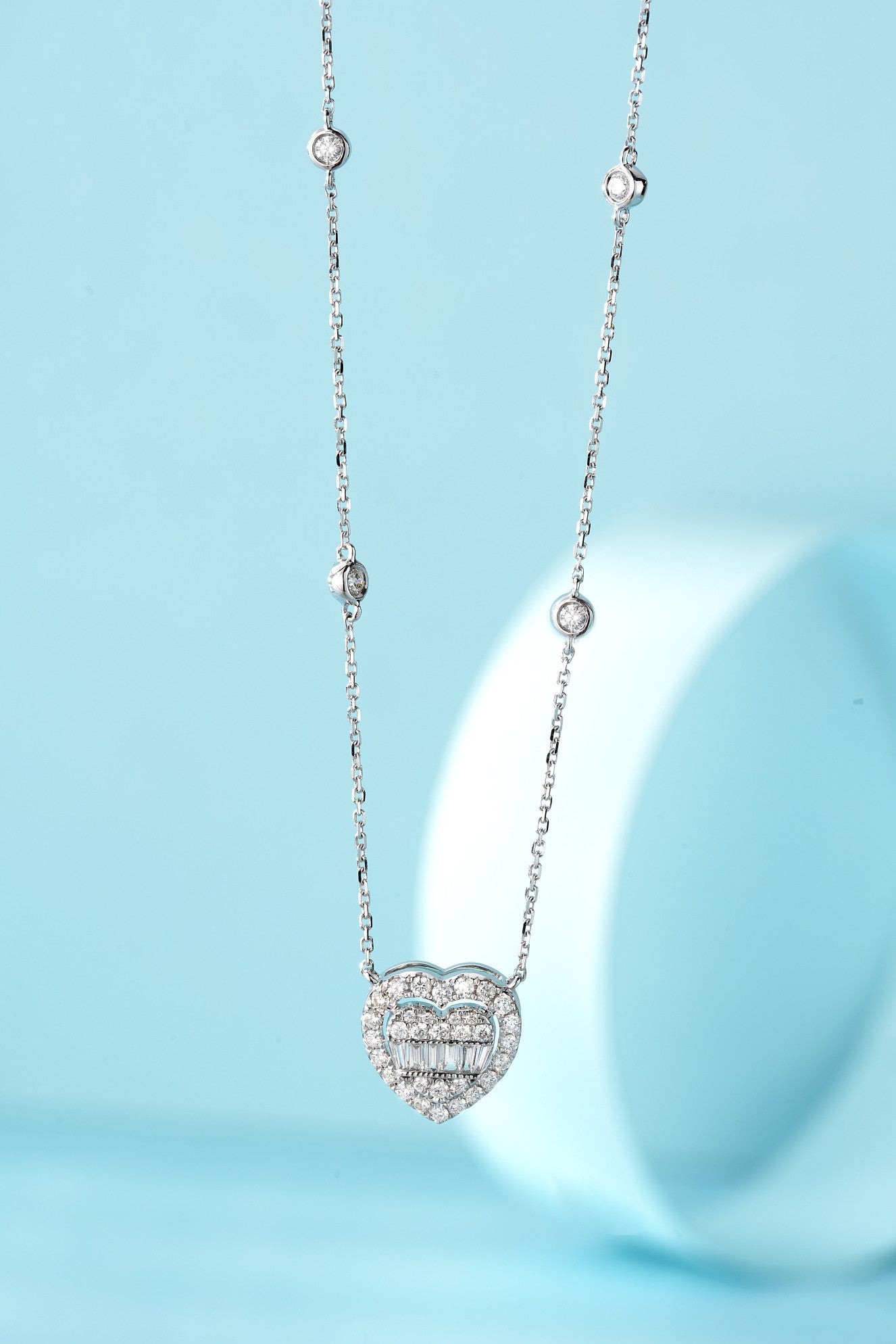 18K Diamond Heart-Shaped Pendant Necklace - Luxury Jewelry - White Diamond Necklace