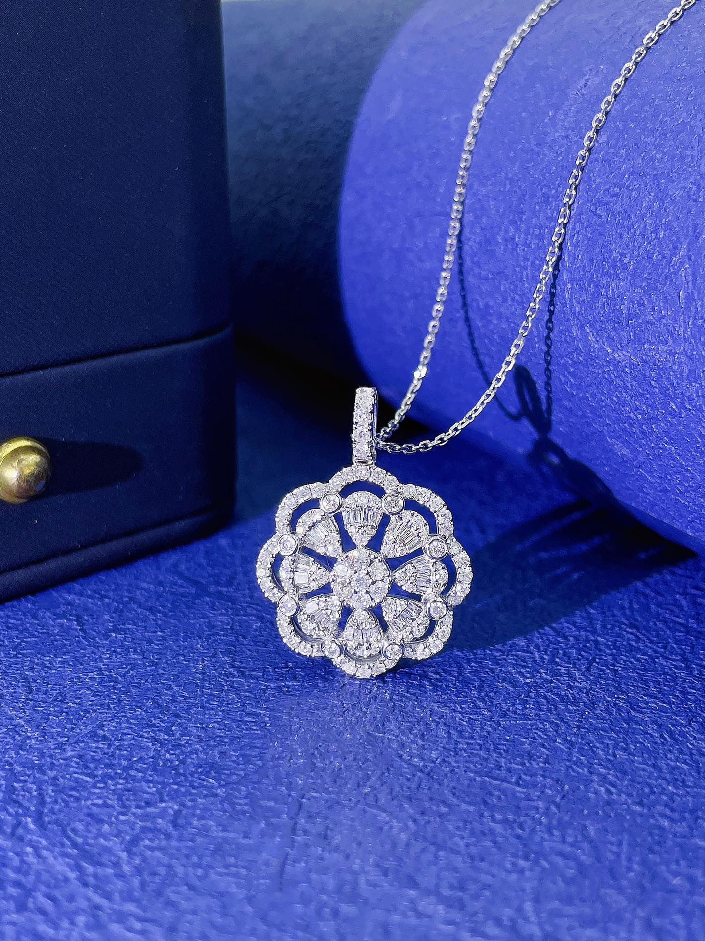 18k Diamond Hollow Flower Circle Necklace - Elegant Jewelry Piece - White Diamond Necklace