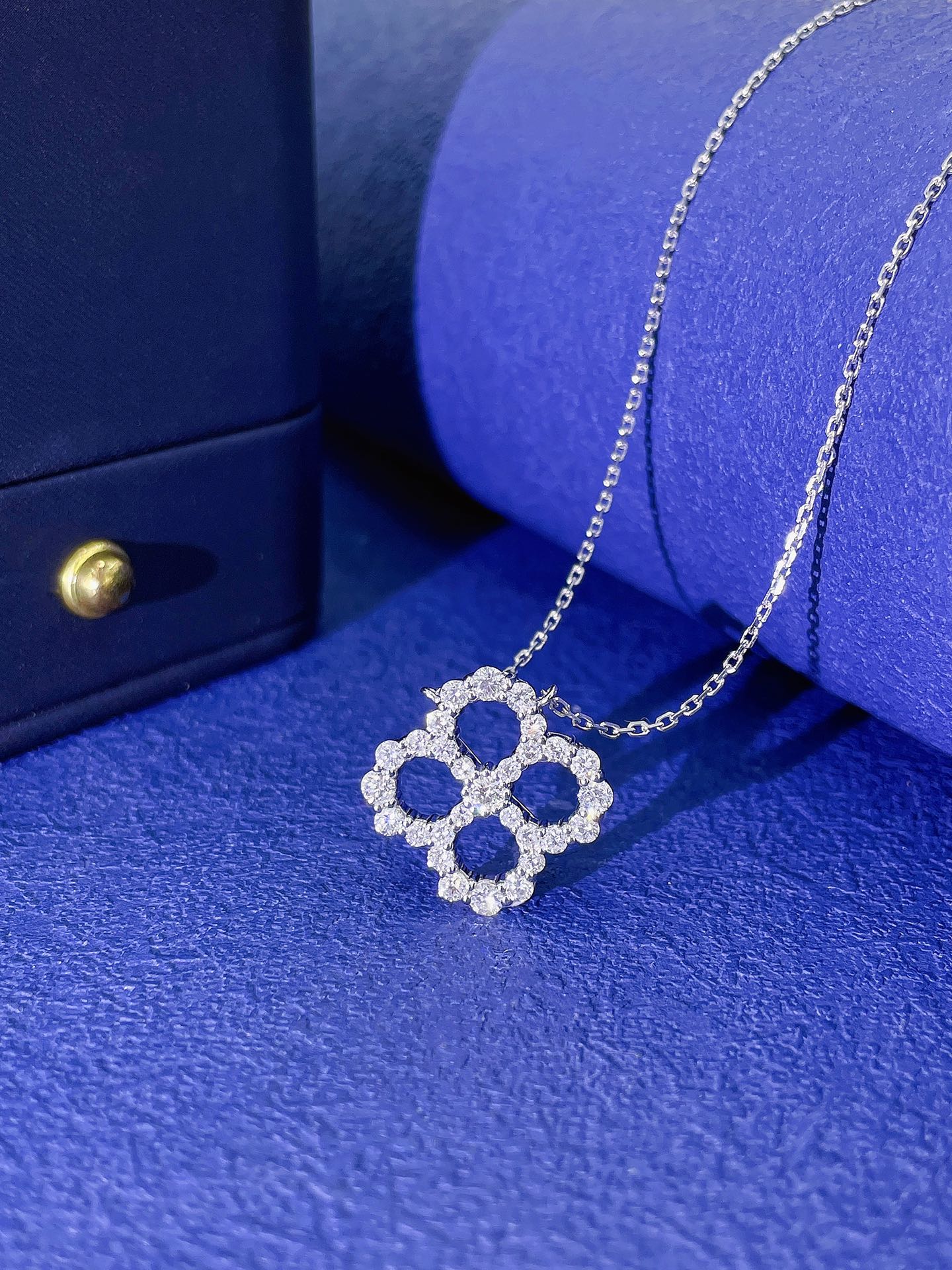 18K Diamond Hollow Four-Leaf Clover Necklace - Premium Jewelry - White Diamond Necklace