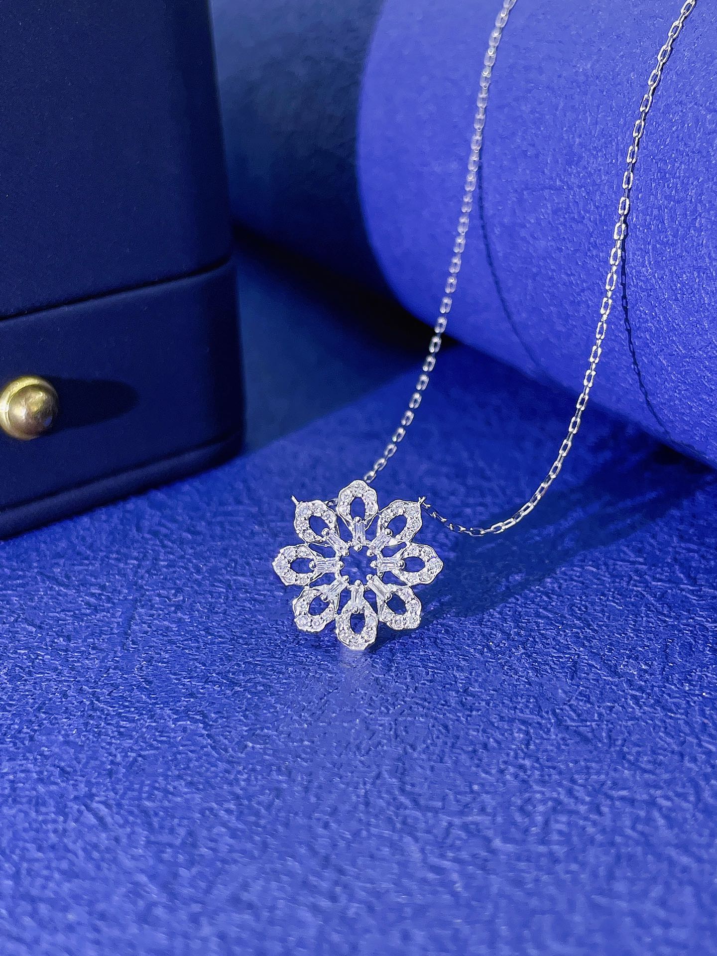 18K Diamond Hollow-out Flower Pendant Necklace - Exquisite Jewelry - White Diamond Necklace