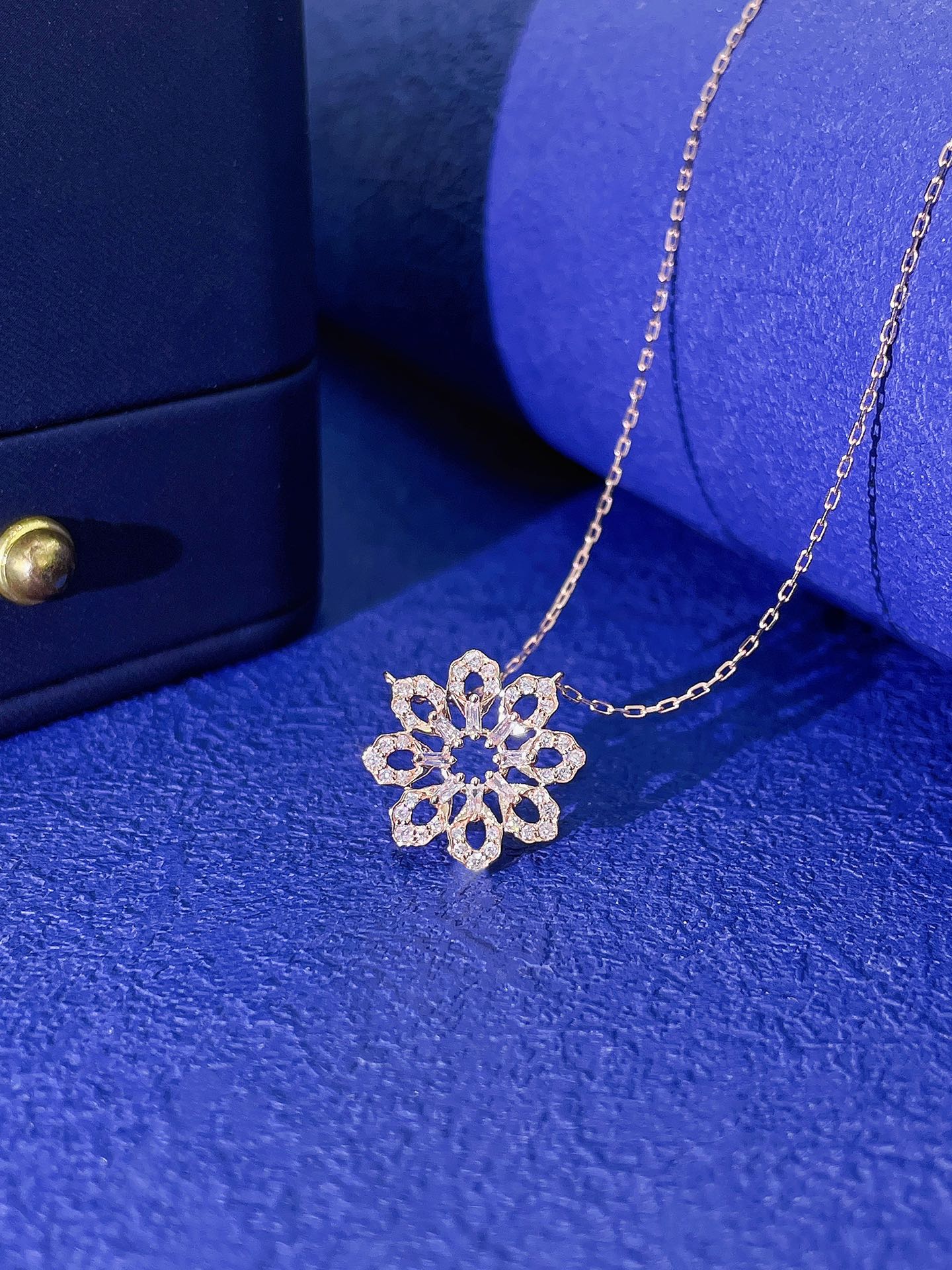 18K Diamond Hollow-out Flower Pendant Necklace - Exquisite Jewelry - White Diamond Necklace