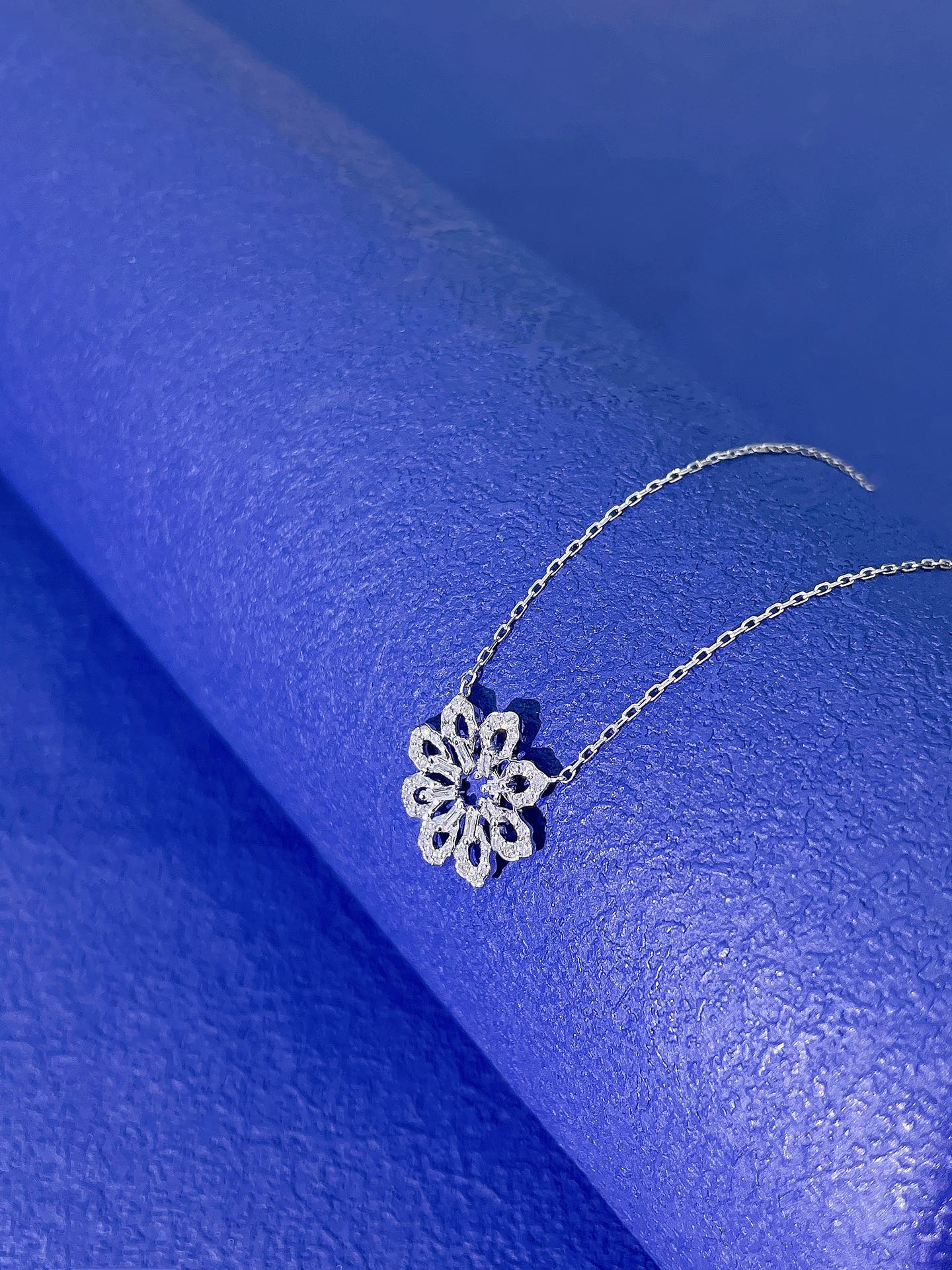 18K Diamond Hollow-out Flower Pendant Necklace - Exquisite Jewelry - White Diamond Necklace