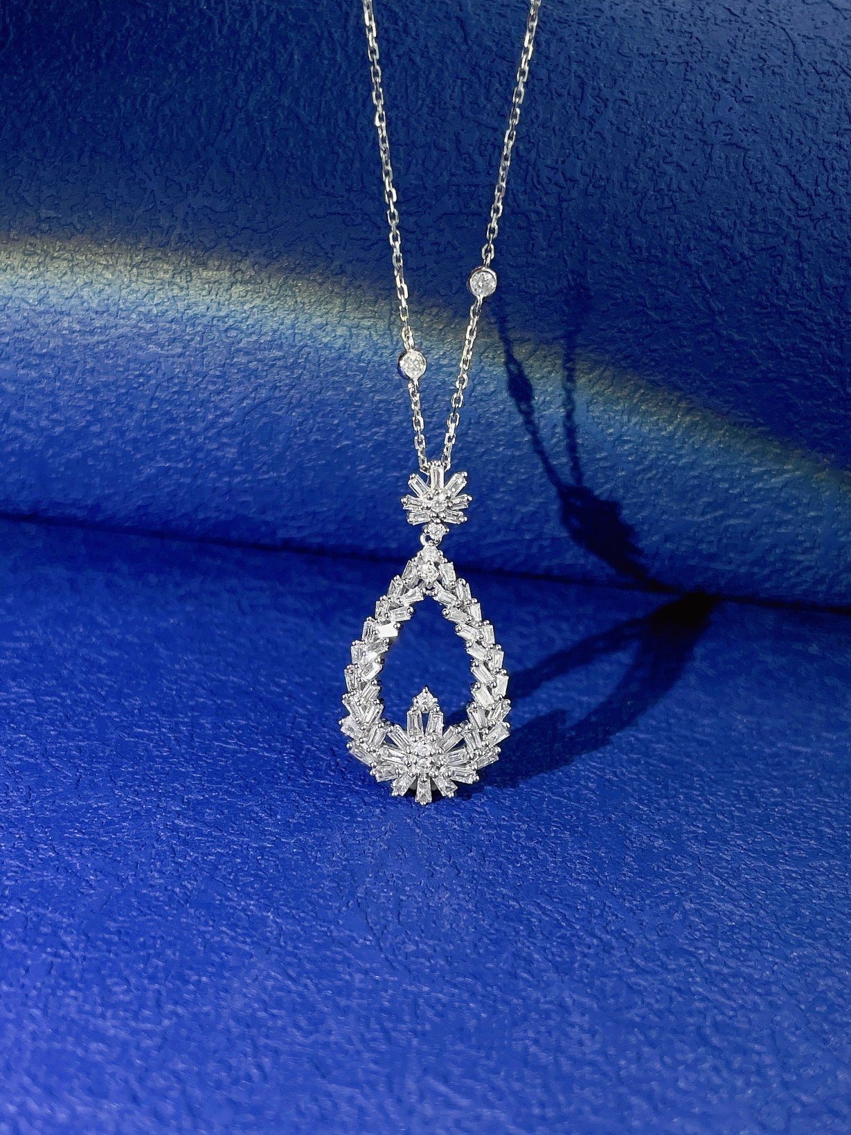 18k Diamond Hollow Pineapple Pendant Jewelry - White Diamond Necklace