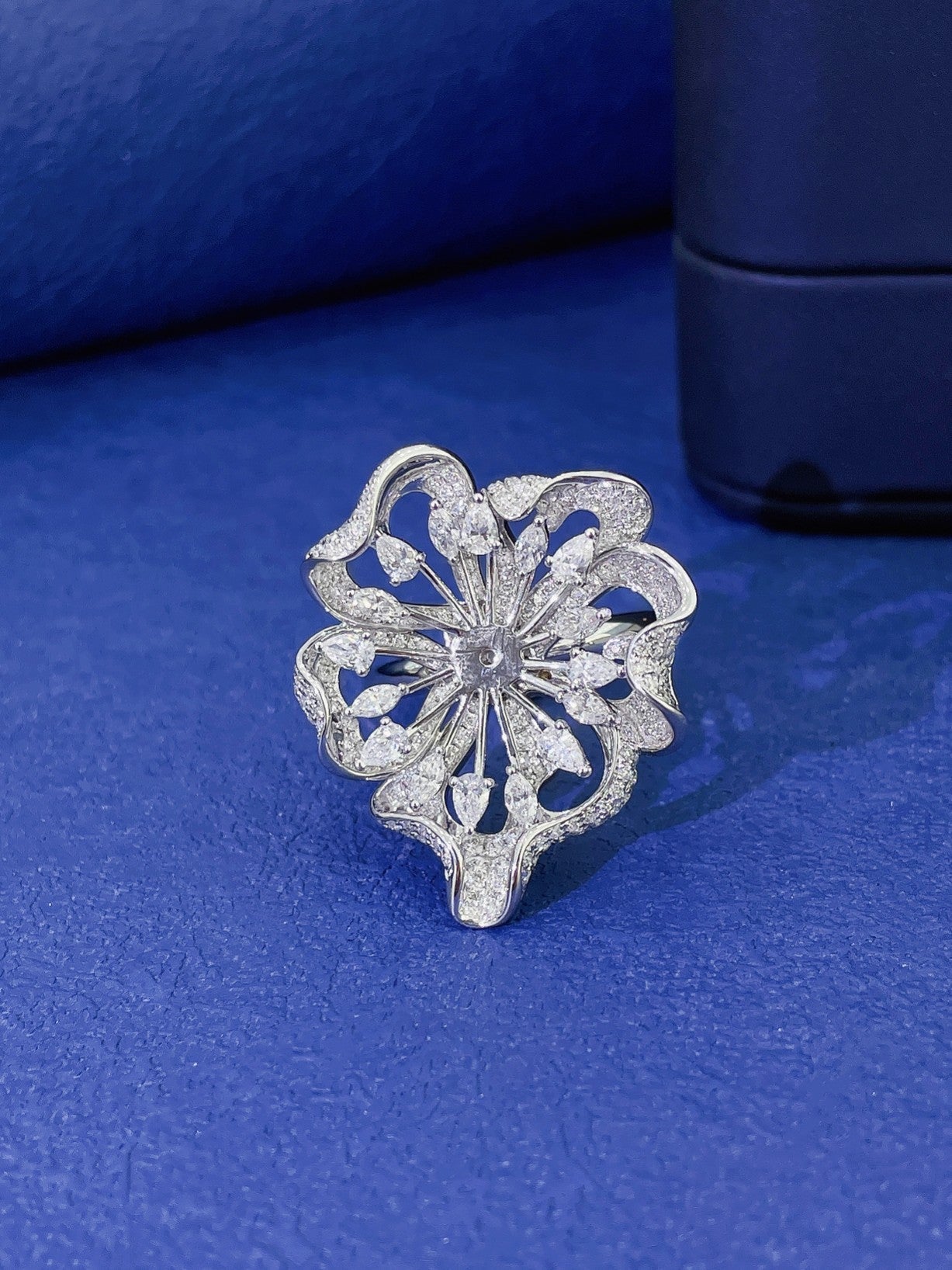 18K Diamond Hollowed-out Horse Eye Flower Pistil Pendant Jewelry - Empty tray