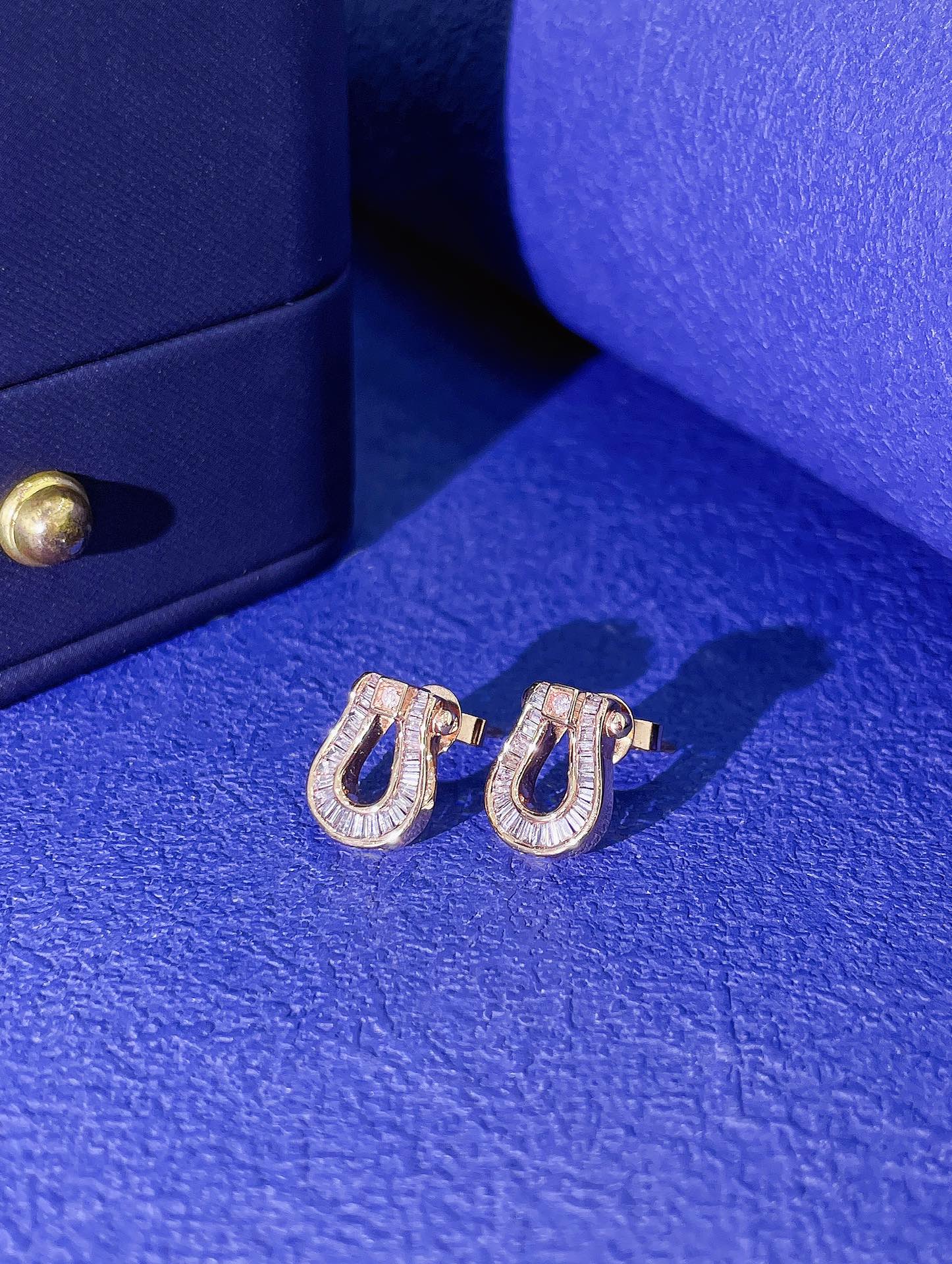 18K Diamond Horseshoe Buckle Earrings - Luxurious Jewelry Piece - Jeweler.Jewelry