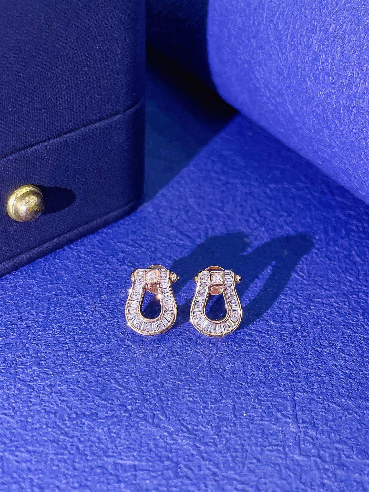 18K Diamond Horseshoe Buckle Earrings - Luxurious Jewelry Piece - Jeweler.Jewelry