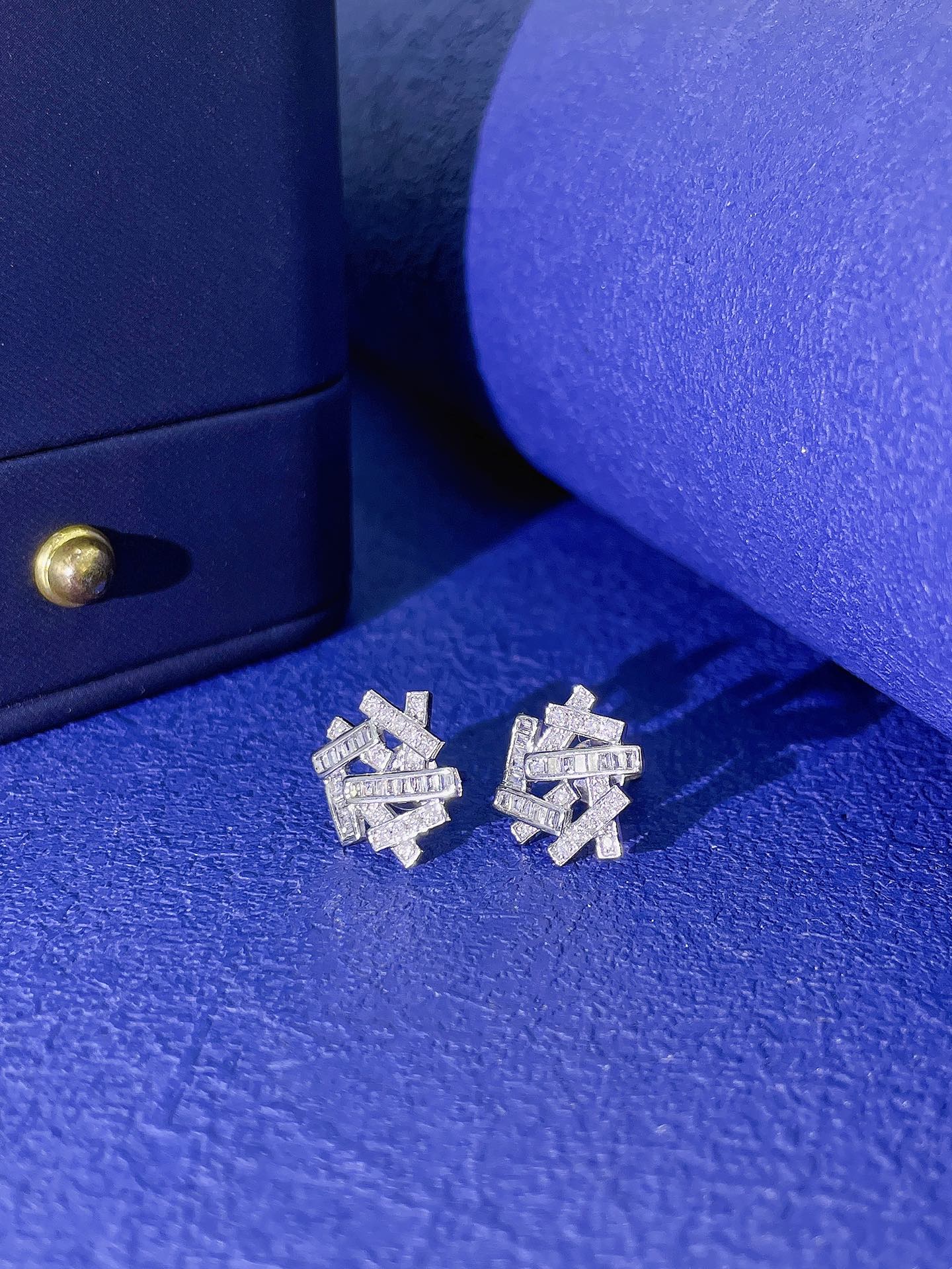 18K Diamond Irregular Crossover Earrings - Jeweler.Jewelry