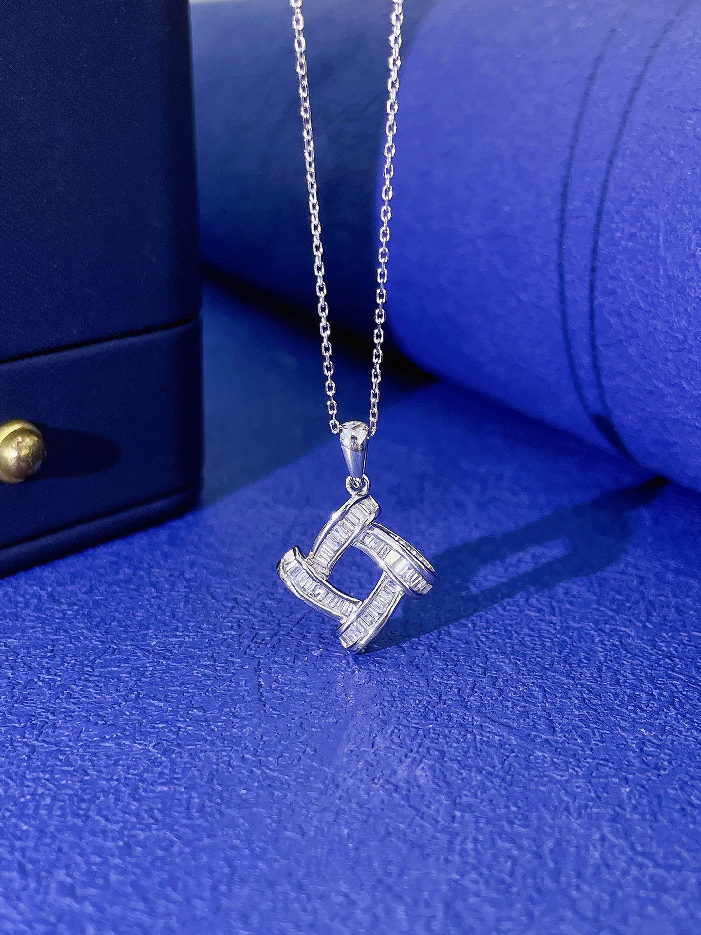 18K Diamond Irregular Quadrilateral Necklace - Unique Jewelry Piece - White Diamond Necklace