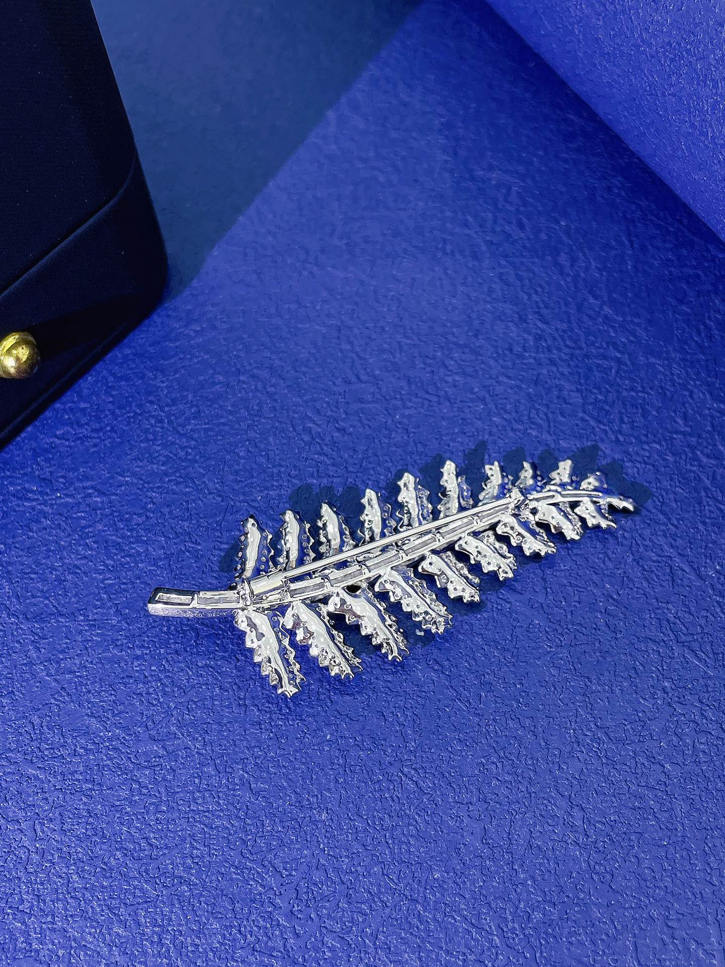 18K Diamond Leaf Brooch – Elegant Jewelry Piece - Brooch